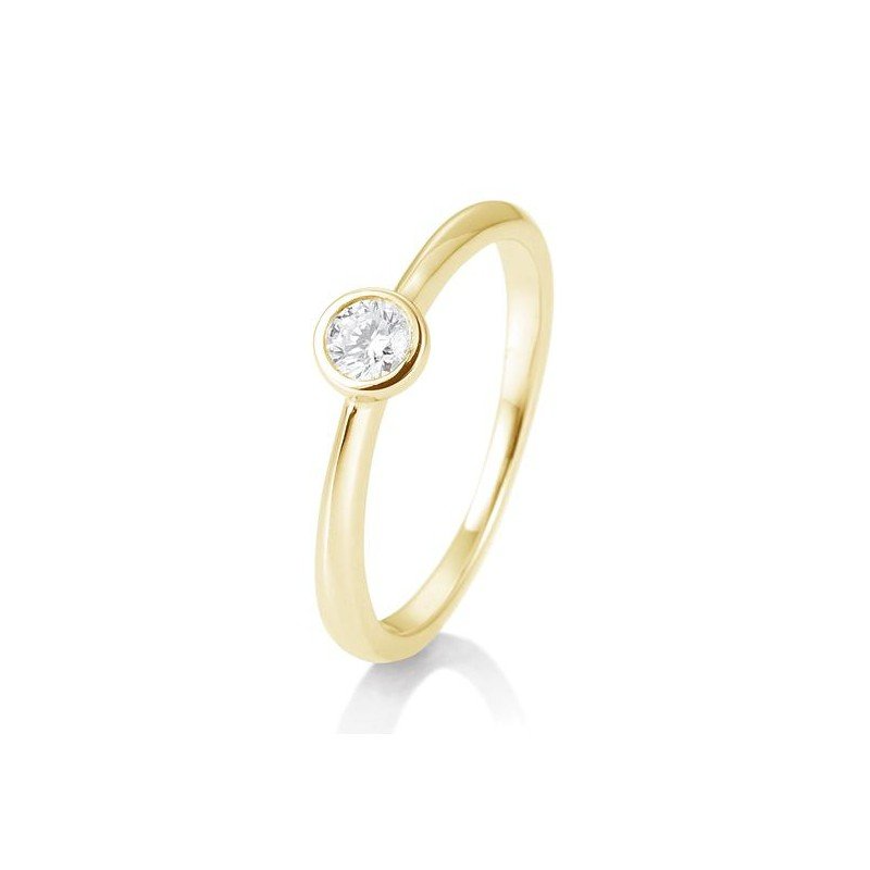Deze geelgouden verlovingsring (maat 53) met een 0,15 ct diamant in een zargelasting (bezel setting) is warm, verfijnd en tijdloos. Het ontwerp combineert eenvoud met elegantie: het rondom ingesloten diamantje schittert subtiel, terwijl het goud de ring een klassieke en persoonlijke uitstraling geeft. Deze ring is echt puur, met gevoel en gemaakt om jouw moment bijzonder te maken