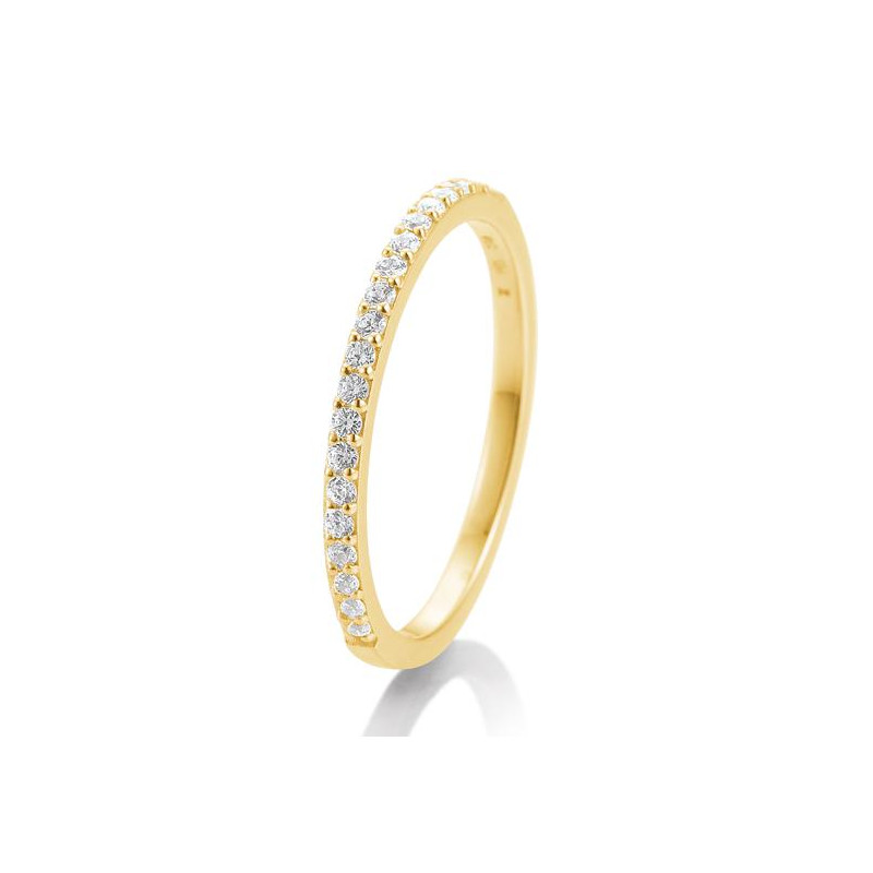 Deze geelgouden ring, maat 56, met een 0,26 ct briljant in een elegante 6‑krap‑zetting. De fijne band van ca. 1,5 mm geeft de diamant een verfijnde omlijsting, waardoor de steen zelf volledig kan schitteren. Een ingetogen en tijdloos ontwerp dat stijl en subtiliteit naadloos combineert — perfect voor een bijzonder moment.