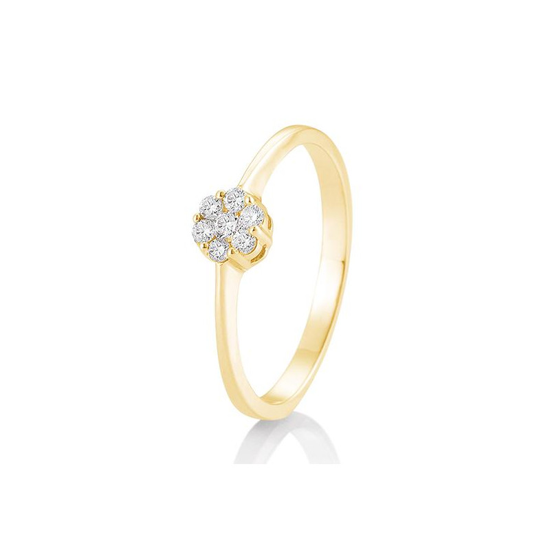 Geelgouden ring in maat 55 met een diamant van 0,15 ct (H-kleur, SI). De zargelasting omsluit de steen volledig, waardoor de schittering extra tot zijn recht komt. Een tijdloos en subtiel ontwerp dat warmte en elegantie uitstraalt.