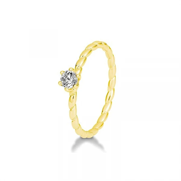 Deze ring in geelgoud, maat 55, met een 0,20 ct diamant, straalt zachte elegantie uit. De bouwwijze is klassiek maar subtiel — de steen schittert fijn in de warme gloed van het goud.