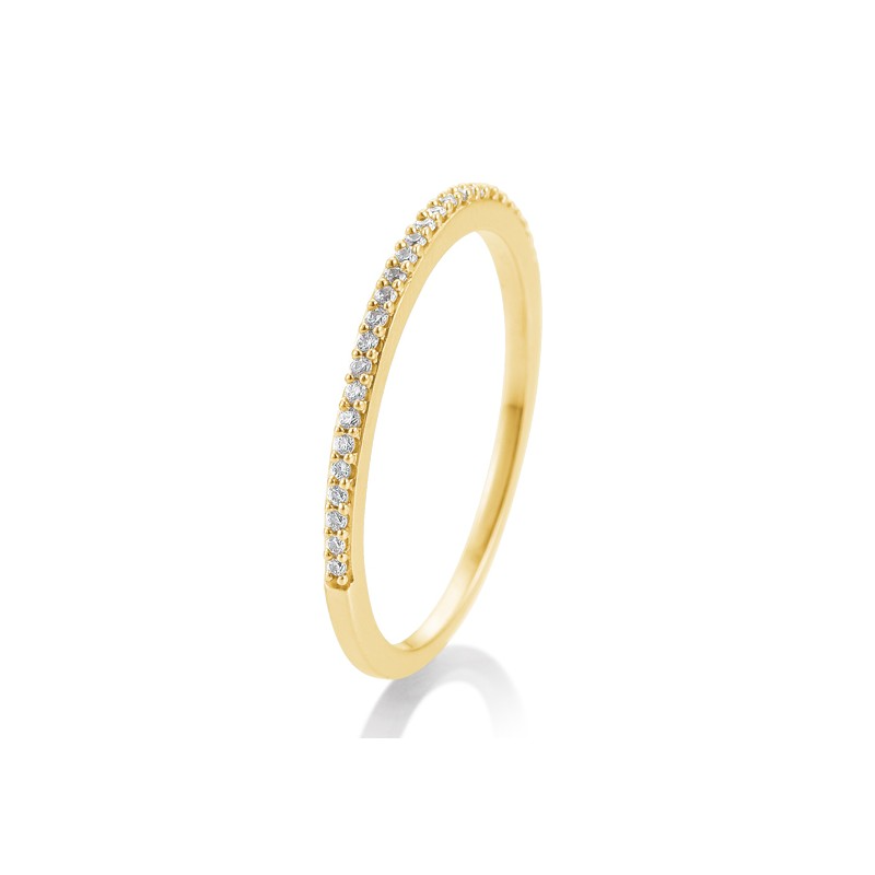 Geelgouden ring in maat 54 met een 0,112 ct diamant. Eenvoudig en stijlvol, met een subtiele schittering die perfect past bij de warme gloed van goud. Tijdloos en geschikt voor elke gelegenheid.