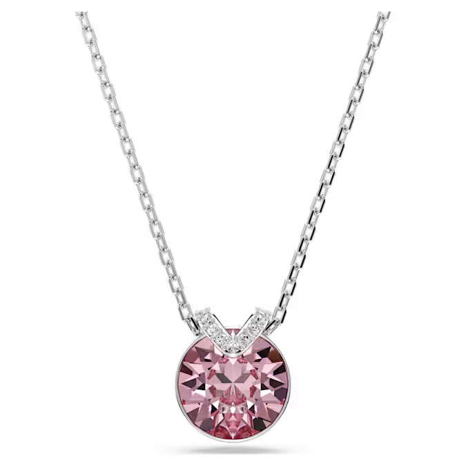 Deze romantische V-vormige hanger trekt alle ogen dankzij het centrale roze kristal in een zetting met een rhodium toplaag. Een sprankelende pavé voegt een extra laag schoonheid toe, terwijl de delicate ketting pure elegantie uitstraalt. Draag het samen met de bijpassende oorbellen voor een prachtige combinatie.