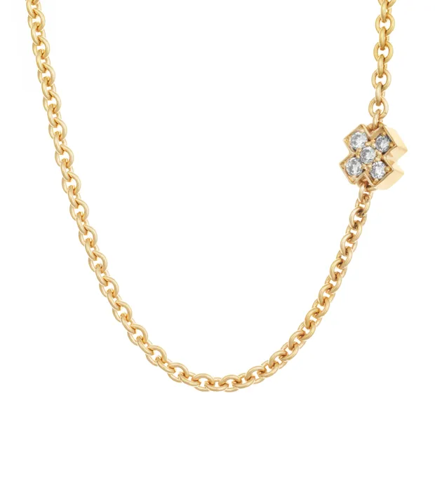 Het Bron collier 8CG440145BR is een fijn en verfijnd ontwerp waarin het iconische Bron-kusje asymmetrisch in de ketting is geplaatst. Het kusje is enkelzijdig bezet met diamant, wat een subtiel en sprankelend accent geeft. Het collier kan solo worden gedragen voor een elegante, minimalistische look, maar leent zich ook perfect voor het combineren met een hanger.