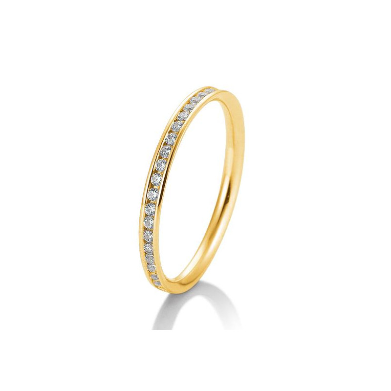 Geelgouden ring in maat 54 met een 0,26 ct diamant in een elegante kanaalzetting. Het tijdloze ontwerp en de warme gloed van goud laten de steentjes prachtig schitteren. Een stijlvol sieraad voor elke dag én bijzondere momenten.