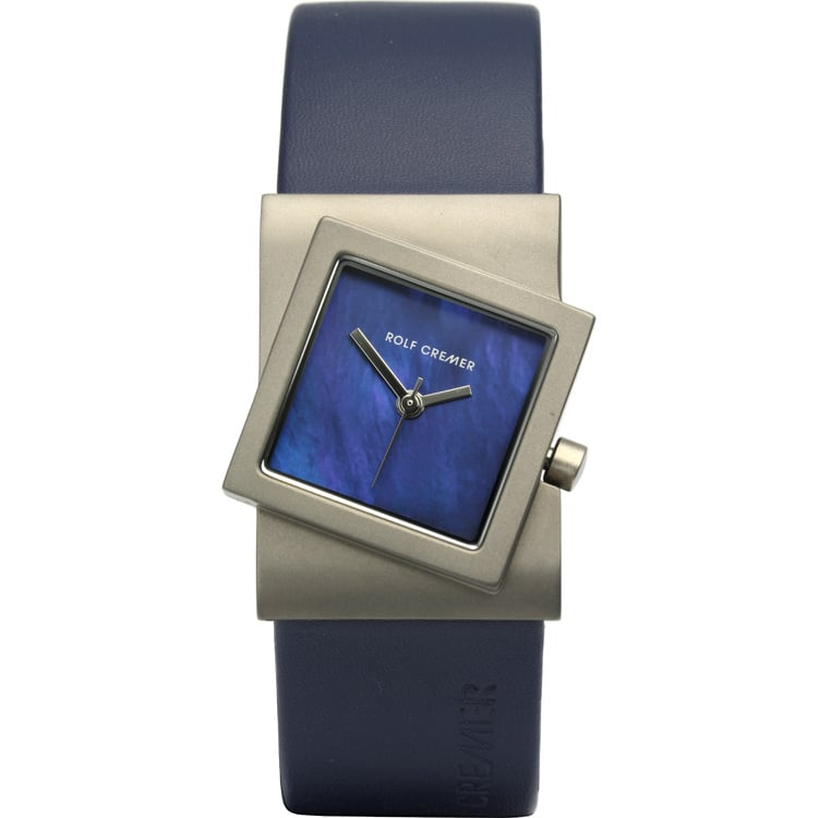 Dit Rolf Cremer horloge uit de serie "Turn Titan" met artikelnummer 492368 is 23 mm breed en is gemaakt van antiallergisch titanium. Aan het horloge zit een horlogeband van blauw leer. Het horloge beschikt over een betrouwbaar quartz uurwerk, is 3 ATM waterdicht en is voorzien van mineraal glas.