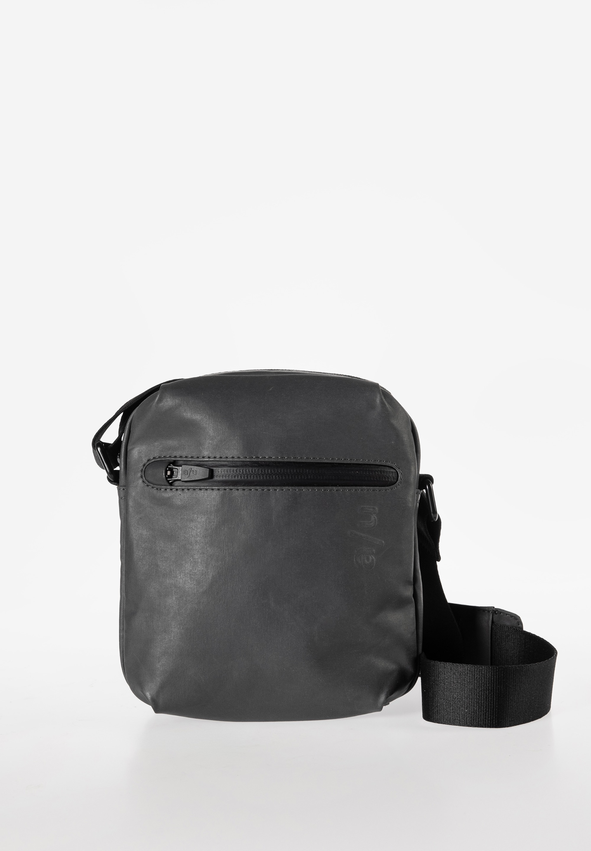 Onga RE – Compacte Schoudertas van Gerecycled Nylon | a/u by aunts & uncles
Minimalistisch design – maximale functionaliteit.
De Onga RE is een compacte en lichtgewicht schoudertas, gemaakt van duurzaam gerecycled nylon. Deze stijlvolle crossbodytas combineert een tijdloos, minimalistisch design met praktische opbergruimte en is ideaal voor dagelijks gebruik, dagtrips of reizen.
Belangrijkste kenmerken van de Onga RE tas:
Hoofdvak met ritssluiting – overzichtelijk ingedeeld met meerdere insteekvakken
Waterafstotende ritsvakken – aan de voor- en achterkant voor snelle toegang
Slimme organisatie binnenin – inclusief groot insteekvak, smartphonevak en pennenlus
Verstelbare schouderband – in lengte verstelbaar van ca. 95 tot 150 cm
Hoogwaardige materialen – gemaakt van licht, duurzaam en waterafstotend gerecycled nylon (Global Recycled Standard gecertificeerd)
YKK Aquaguard® ritsen – waterdicht en vervaardigd uit gerecyclede PET-flessen
Details van duurzaam gelooid premium rundleer (bij de niet-vegan modellen)
PFAS-vrij coating – beschermt effectief tegen vocht en weersinvloeden
Technische specificaties:
Kleur: Volcanic Ash
Inhoud: ca. 1,5 liter
Afmetingen: ca. 17,5 x 6 x 19 cm (L x B x H)
Lengte schouderband: ca. 95 – 150 cm
Collectie: Japan RE
Materiaal & Onderhoud
De Onga RE is gemaakt van robuust, gerecycled nylon met een waterafstotende coating, vrij van PFAS. Speciaal gebruikte high-performance garens zorgen ervoor dat de tas geen water opneemt. De voering is gemaakt van duurzaam polyester. De ritssluitingen zijn regenbestendig geïmpregneerd en dragen bij aan de lange levensduur van deze veelzijdige tas.
Onderhoudstip: Reinig de tas voorzichtig met een vochtige doek. Niet in de wasmachine wassen.

Waarom kiezen voor de Onga RE?
Een praktische, stijlvolle en duurzame keuze voor wie onderweg goed georganiseerd én milieubewust wil zijn. Perfect voor dagelijks gebruik, festivals, stedentrips of als reisgenoot.