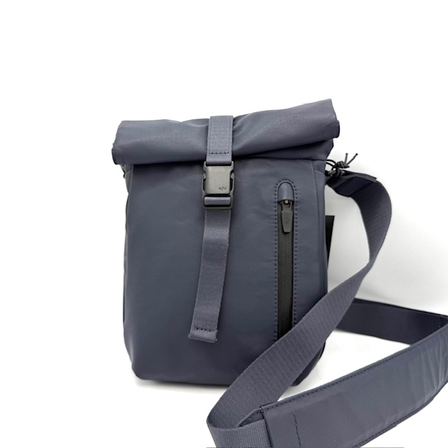 Yodo RE – Flexibele Rolltop Schoudertas van Gerecycled Nylon | a/u by aunts & uncles
Compact, slim & aanpasbaar – altijd precies genoeg ruimte.
De Yodo RE is de kleinere variant van de Kuji RE en biedt slimme flexibiliteit dankzij de praktische rolltopsluiting. Zo pas je het volume van de tas eenvoudig aan op wat je nodig hebt – of je nu licht reist of nét iets meer wilt meenemen. De tas is gemaakt van robuust gerecycled nylon en combineert licht gewicht met een lange levensduur en waterafstotende afwerking.
Belangrijkste kenmerken van de Yodo RE tas:
Hoofdvak met rolltop-/omslagsluiting – flexibel in hoogte verstelbaar
Veilige sluiting met drukknopen en een stevige band met kliksluiting
Ritssluitvakken aan voor- en achterzijde – snelle toegang tot essentials
Georganiseerd interieur – inclusief binnenvak met rits, insteekvak voor smartphone en pennenlus
Comfortabele schouderriem – verstelbaar van ca. 100 tot 155 cm en voorzien van een gewatteerd schouderstuk
Waterafstotende, gerecyclede ritsen – beschermen de inhoud tegen regen
Stijlvol detail – a/u reliëfopdruk aan de zijkant
Technische specificaties:
Kleur: Driftwood
Afmetingen: ca. 16 x 7 x 23–28 cm (L x B x H, afhankelijk van rolltop)
Inhoud: ca. 3 liter
Lengte schouderband: ca. 100 – 155 cm
Collectie: Japan RE
Duurzaamheid & Materiaal
De Yodo RE is vervaardigd uit licht, gerecycled nylon, dat bekend staat om zijn robuustheid en lange levensduur. Alle ritssluitingen zijn regenbestendig en deels gemaakt van gerecycled materiaal. De gebruikte materialen voldoen aan de Global Recycled Standard en zijn voorzien van een PFAS-vrije coating die extra bescherming biedt tegen vocht.
Het ergonomische schouderkussen maakt deze tas bijzonder comfortabel om te dragen – ideaal voor dagelijks gebruik, stedentrips of onderweg.

Waarom kiezen voor de Yodo RE?
✅ Flexibel volume dankzij rolltop
✅ Duurzame en waterafstotende materialen
✅ Lichtgewicht en comfortabel te dragen
✅ Perfect voor dagelijks gebruik of op reis
