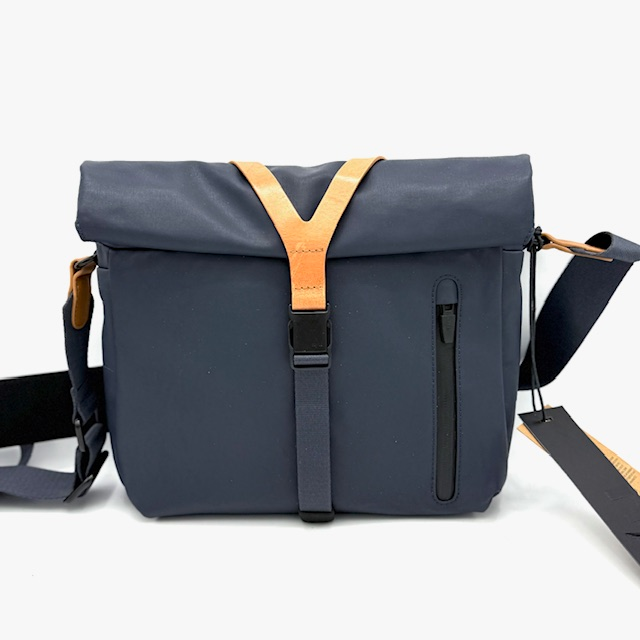 Seki RE – Ruime Rolltop Schoudertas van Gerecycled Nylon | a/u by aunts & uncles
Stijlvol, functioneel & duurzaam – voor wie onderweg niets aan het toeval overlaat.
De Seki RE is een veelzijdige rolltop schoudertas met een tijdloos design en verrassend veel opbergruimte. Dankzij het slimme rolltop-systeem pas je het volume van de tas eenvoudig aan jouw behoeften aan. De tas is gemaakt van licht maar sterk gerecycled nylon en wordt afgewerkt met een band van duurzaam gelooid premium rundleer – een stijlvol detail dat de tas een unieke uitstraling geeft.
Belangrijkste kenmerken van de Seki RE tas:
Hoofdvak met rolltop-/omslagsluiting – flexibel in hoogte verstelbaar
Veilige sluiting met drukknopen en een stijlvolle band met steekslot
Voor- en achtervak met ritssluiting – snelle toegang tot belangrijke items
Slim ingedeeld interieur – inclusief ritssluiting binnenin, smartphonevak, extra insteekvak, twee pennenlussen en een sleutelkoord
Comfortabele draagervaring – dankzij verstelbare schouderriem (95–140 cm) met extra schouderpad
Lichtgewicht & duurzaam materiaal – gerecycled nylon met hoge slijtvastheid
Premium afwerking – frontband van ecologisch gelooid leer geeft de tas karakter
Technische specificaties:
Kleur: Driftwood
Afmetingen: ca. 25 x 10 x 23–28 cm (L x B x H, afhankelijk van rolltop)
Inhoud: ca. 7 liter
Lengte schouderband: ca. 95 – 140 cm
Collectie: Japan RE
Duurzaamheid & Materiaal
De Seki RE is vervaardigd uit gerecycled nylon, dat voldoet aan de Global Recycled Standard. Het materiaal is licht van gewicht, slijtvast en voorzien van een PFAS-vrije coating die beschermt tegen vocht. De ritssluitingen zijn regenbestendig en deels gemaakt van gerecyclede PET-flessen. De leren details worden geproduceerd met duurzaam gelooid rundleer, afkomstig uit transparante en milieubewuste looierijen.
Waarom kiezen voor de Seki RE?
✅ Flexibel volume dankzij rolltopdesign
✅ Veel georganiseerde opbergruimte
✅ Licht en comfortabel met premium draagcomfort
✅ Duurzaam en waterafstotend materiaal
✅ Tijdloos ontwerp met leren details
