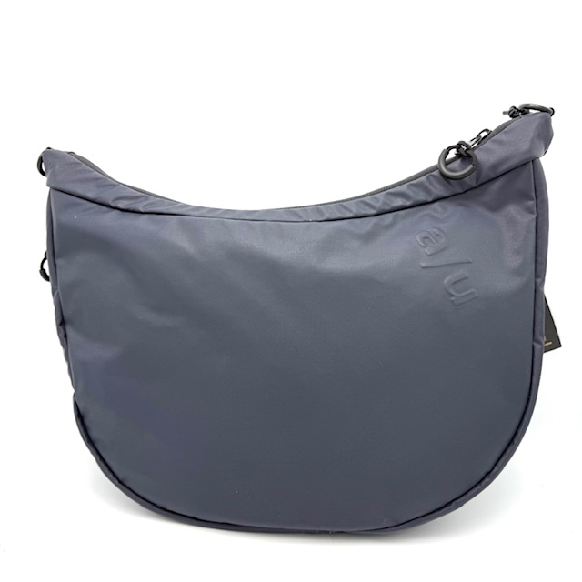 Koyoshi RE – Grote Halfmoon Schoudertas van Gerecycled Nylon | a/u by aunts & uncles
Groot, praktisch & duurzaam – voor iedereen die nét wat meer mee wil nemen.
De Koyoshi RE is de grotere versie van de Yoshii RE en combineert een stijlvol halfmoon design met royale opbergruimte. Deze robuuste crossbodytas is gemaakt van gerecycled nylon – lichtgewicht, regenbestendig en uiterst slijtvast. Dankzij het slimme, uitbreidbare ontwerp past de tas zich moeiteloos aan jouw behoeften aan. Perfect voor dagelijks gebruik, dagjes uit of reizen.
Belangrijkste kenmerken van de Koyoshi RE tas:
Hoofdvak met ritssluiting – ruim en overzichtelijk ingericht
Achtervak met rits – veilig en dicht bij het lichaam
Binnenvak met rits – voor extra organisatie
Groot insteekvak – ideaal voor je smartphone of notitieboekje
Uitneembaar extra tasje – handig voor kleine essentials of als los portemonneetje
Sleutelkoord – altijd snel je sleutels bij de hand
Verstelbare schouderriem met schouderpad – comfortabel, ook bij langdurig dragen
Regenbestendige, deels gerecyclede ritsen – beschermt tegen vocht
Volumevergroting via rondomlopende rits – met waterdicht gecoate parachutestof
a/u reliëfopdruk – subtiel, stijlvol detail
Technische specificaties:
Kleur: Driftwood
Inhoud: ca. 12,5 liter
Afmetingen: ca. 37 x 9–13 x 27 cm (L x B x H, afhankelijk van uitbreiding)
Schouderriem lengte: ca. 95 – 120 cm
Collectie: Japan RE
Duurzaamheid & Materiaal
De Koyoshi RE is vervaardigd uit gerecycled nylon dat voldoet aan de Global Recycled Standard. Het materiaal is licht, robuust en voorzien van een PFAS-vrije coating die zorgt voor een waterafstotende bescherming. De uitbreidbare zijkant is gemaakt van waterdicht gecoate parachutestof, ideaal voor onverwachte extra spullen onderweg. De ritssluitingen zijn deels gemaakt van gerecycled PET en beschermen betrouwbaar tegen regen en vocht.
Waarom kiezen voor de Koyoshi RE?
✅ Extra veel opbergruimte – uitbreidbaar naar behoefte
✅ Comfortabel te dragen – met gevoerde schouderband
✅ Duurzaam geproduceerd – licht & slijtvast
✅ Regenbestendig ontwerp – voor alle weersomstandigheden
✅ Tijdloos design met functionele details
