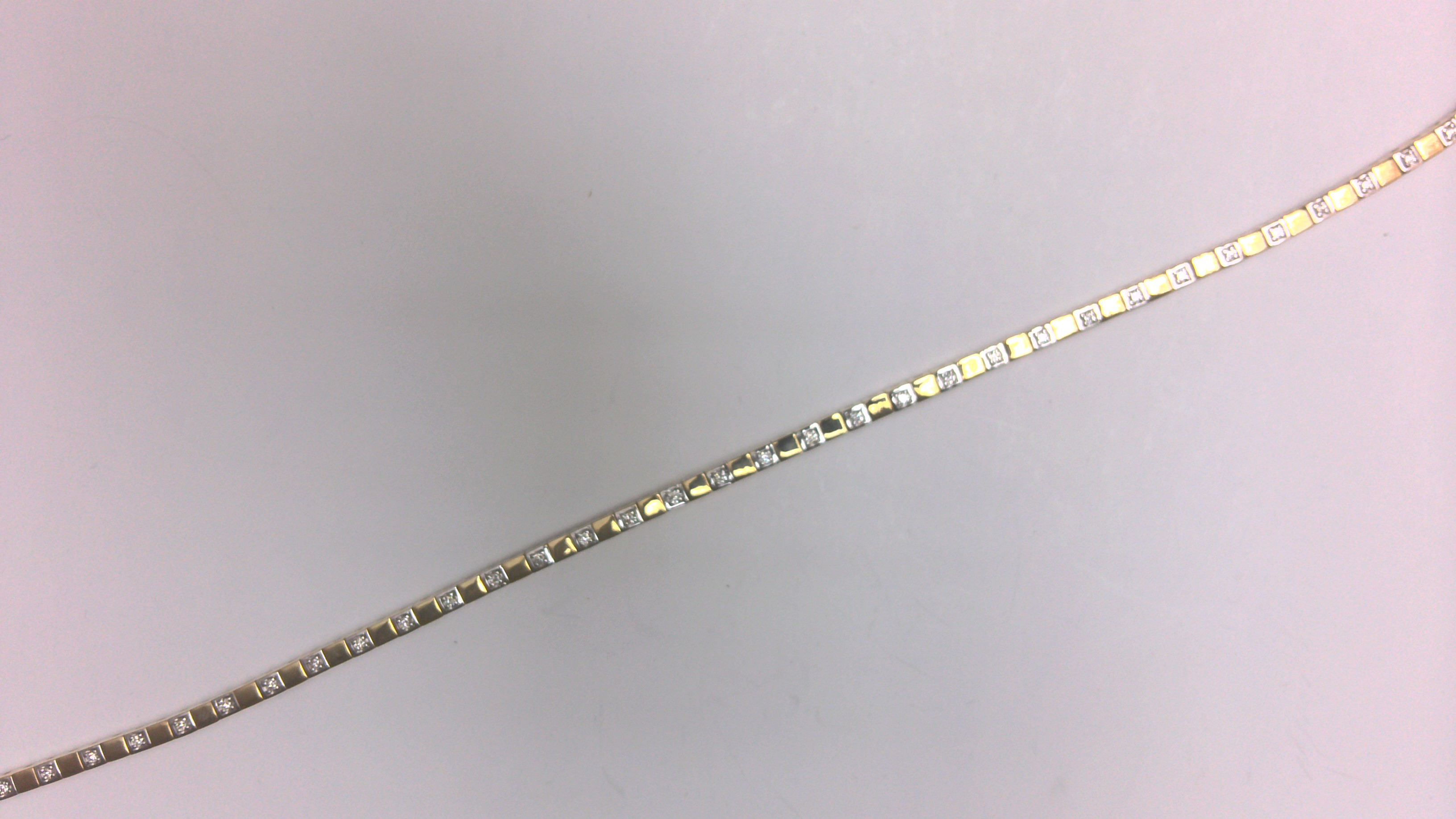 een 14 krt geelgouden armband met 37 diamant stenen briljant geslepen totaal 0.28 crt H SI.