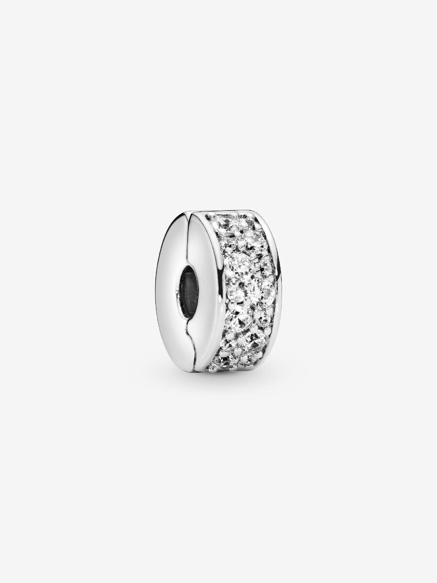 Geef je look wat extra glans en houd je Pandora-bedels veilig met deze glinsterende clipbedel, gemaakt van sterlingzilver en bezet met zirkonia. Pandora-clipbedels zijn een stijlvolle aanvulling op je armband. Je kunt ze gebruiken om secties te maken en dankzij de verborgen silicone grip blijven de bedels perfect op hun plek zitten. Deze pavéstijl kan je combineren met Pandora-bangles, -snakechain halskettingen en de meeste armbanden. Deze clipbedel heeft een silicone grip en past niet op de dikkere gedeelten van armbanden met een schroefdraadsysteem (twee bedelverdelers). Deze bedel kan op iedere andere plek op de armband aangebracht worden.