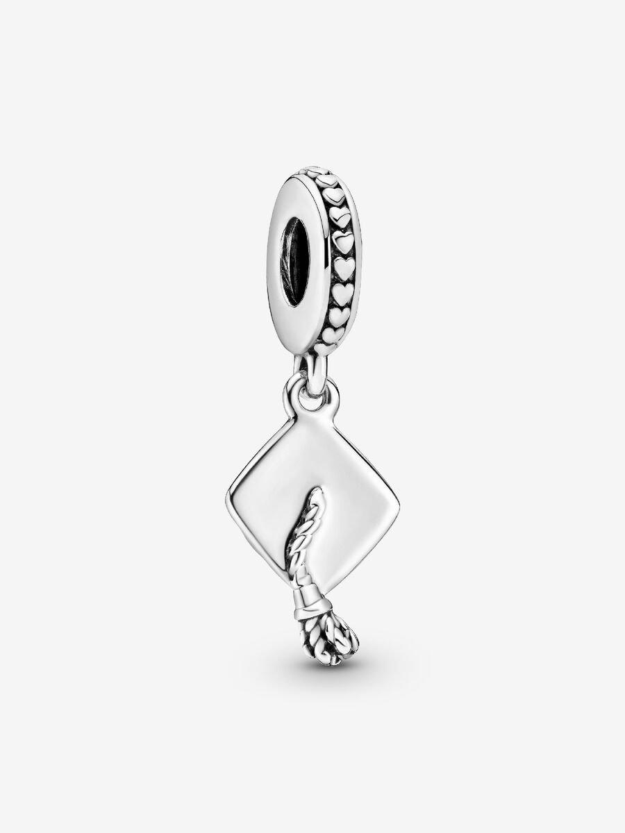 Deze sterlingzilveren bedel is met zijn inscriptie 'Hard work pays off' het perfecte afstudeercadeau. De hand-finished hangende bedel is uitgewerkt in de vorm van een afstudeerhoed compleet met kwastje. Je kunt deze bedel natuurlijk ook aan je eigen Pandora Moments armband hangen om jezelf te belonen voor een bijzondere prestatie. Petje af!