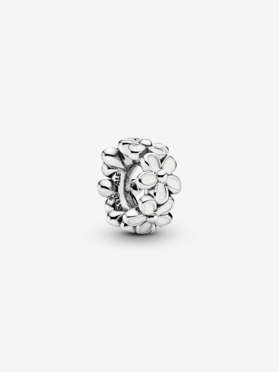 Het madeliefje staat symbool voor onschuld en puurheid, vrijheid en standvastigheid. Deze schattige sterlingzilveren spacer doet denken aan een traditionele madeliefjesketting en geeft je Pandora Moments armband een natuurlijke uitstraling. Vertel je eigen verhaal met dit eenvoudige sieraad.
