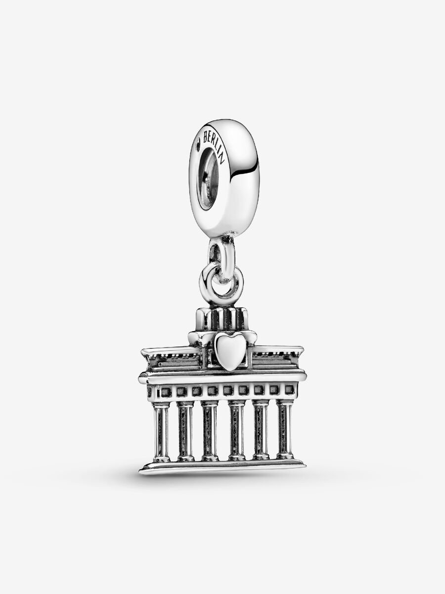 Deze bedel is een eerbetoon aan een van de beroemdste bouwwerken van Berlijn, de Brandenburger Tor. De iconische bezienswaardigheid is uitgevoerd in sterlingzilver en gedetailleerd afgewerkt met de karakteristieke zuilen. Vertel jouw verhaal met je eigen verzameling reisbedels aan je Pandora Moments armband.