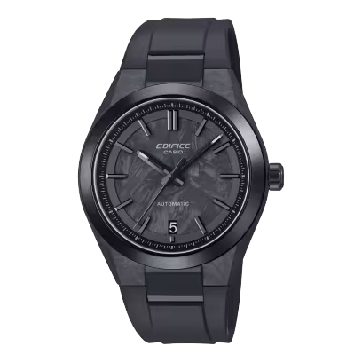 Maak kennis met EDIFICE Automatic, dé klassieke analoge drie-wijzers EFK-100XPB - een EDIFICE-uurwerk met een exterieurontwerp dat opnieuw is vormgegeven in gesmeed carbon om zowel enorme sterkte als een licht gewicht te bieden.  

De wijzerplaat en kast zijn gemaakt van het state-of-the-art gesmede carbon dat wordt gebruikt in high-end sportauto's. Het geeft de dynamiek weer van een sportauto die naar hogere prestaties snelt in een uitgesproken EDIFICE-stijl. Gesmeed koolstof is een composietmateriaal van koolstofvezels gekneed in hars en vervolgens gesmeed bij hoge temperaturen onder intense druk, en het is zowel sterker als lichter dan metaal.

Het mechanische uurwerk drijft de wijzers van het horloge aan als een zoemende sportautomotor en dat alles in een compacte kast van 40 mm. De doorzichtige achterkant van de kast laat het uurwerk in beweging zien, wat de unieke aantrekkingskracht van een mechanisch horloge versterkt.

De verhoogde indexen, het scherpe ontwerp van de kast en bezel, het saffierglas en de urethaan band met een driekantige gesp van topkwaliteit. 
Dankzij de waterbestendigheid tot 10 bar kun jij je richten op spannendere dingen.

Ontworpen om de meest gepassioneerde autoliefhebber in vervoering te brengen.