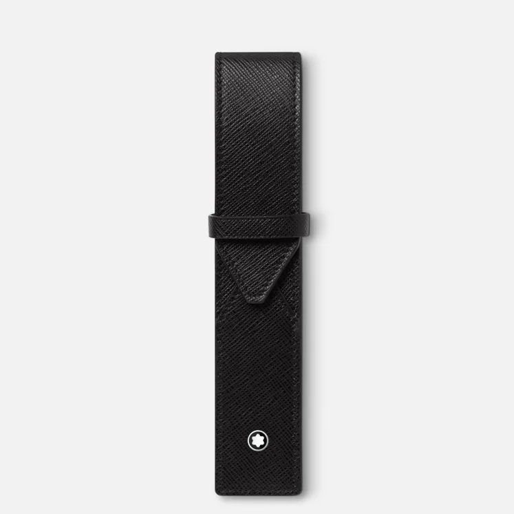 Bewaar je Montblanc schrijfinstrument veilig en stijlvol in deze speciale pennenetui. Volnerfleer voegt een tastbare aantrekkingskracht toe, terwijl het overlappende silhouet doet denken aan de vorm van een envelop, een eerbetoon aan het geschreven woord.