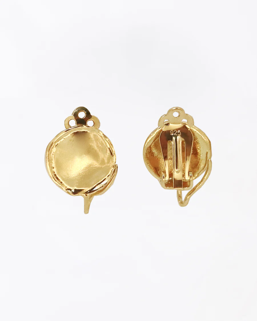 een paar zilver vergulde oorclips Fabnora model Ear Clips