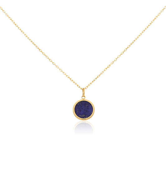 De 14KR Collier met Lapis Lazuli is een elegant sieraad met een 14-karaats geelgouden ketting en een opvallende Lapis Lazuli steen. Perfect voor zowel formele als informele gelegenheden. Draag deze halsketting als een statement-stuk met een eenvoudige outfit om de diepblauwe steen te accentueren. Ideaal voor liefhebbers van tijdloze luxe.