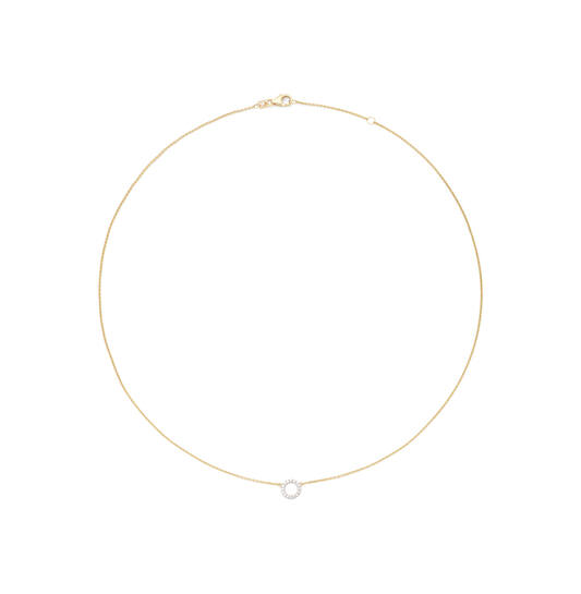 De 14 KR COLLIER OPEN RONDJE MET ZIRKONIA is een elegante halsketting van 14 karaat geelgoud, met een sprankelende zirkonia-steen. Deze tijdloze en verfijnde ketting accentueert elke outfit. Draag het solo voor een minimalistische look of combineer met andere gouden sieraden voor een gelaagde stijl. Perfect voor zowel dagelijks gebruik als speciale gelegenheden.