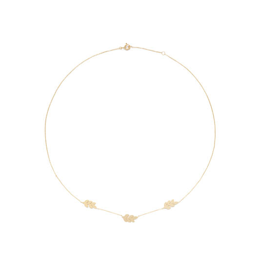 De 14kr collier met blaadjes is een prachtig halssieraad gemaakt van geelgoud, dat een vleugje elegantie toevoegt aan elke outfit. Dit juweel is perfect voor zowel alledaags als formeel gebruik. Draag het met een V-hals of een open hals om de delicate blaadjes en de schittering van het goud mooi te laten uitkomen.