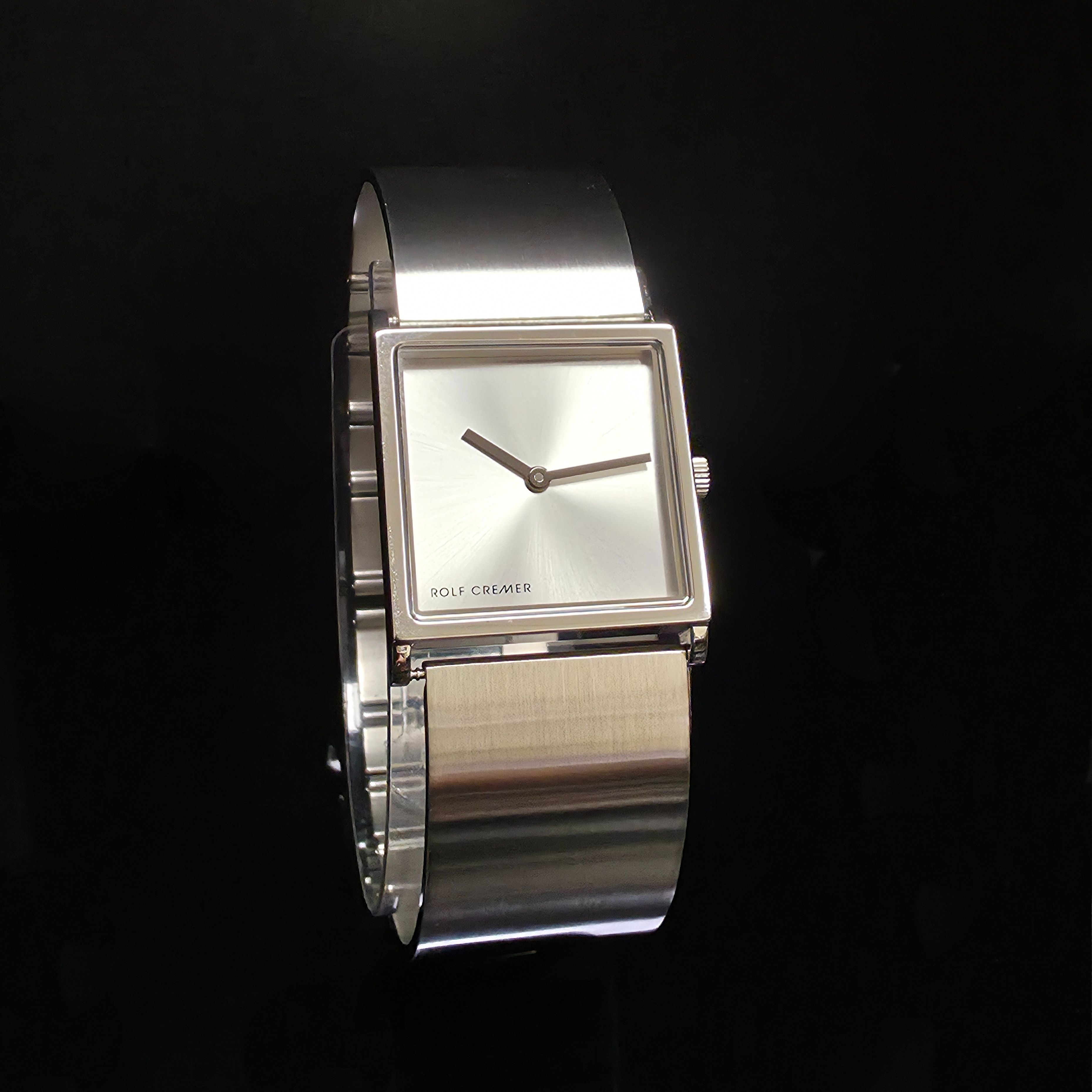 Vierkant zilverkleurig horloge met stalen spangband.