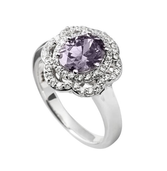 Gerhodineerd Zilveren Cocktail ring voorzien van met de hand geslepen Zirkonia's in een Diamond-Fire 57 facet slijpvorm.