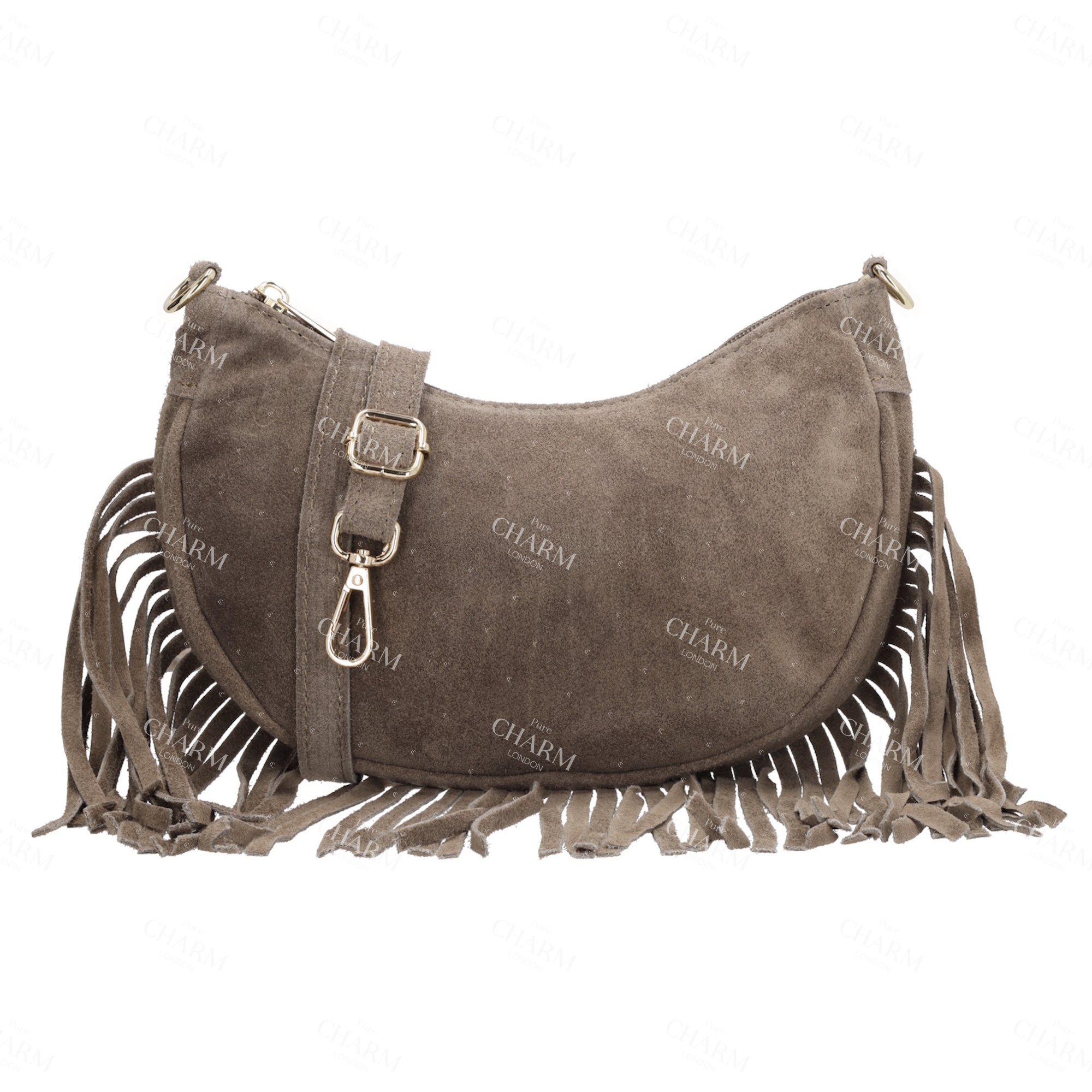 De Charm London Elisa Schoudertas is een trendy crossbody tas van suède met speelse franjes en stijlvolle gouden details. De tas heeft een compacte vorm en is perfect voor een dagje uit of een avondje weg.

De tas sluit bovenaan met een rits, en binnenin zit een extra ritsvak om kleine spullen veilig op te bergen. De verstelbare en afneembare schouderband zorgt ervoor dat je de tas comfortabel crossbody of over de schouder kunt dragen, helemaal naar wens.

De franjes en gouden hardware geven deze tas een bohemian en vrouwelijke uitstraling die elke outfit net dat beetje extra geeft.


Kenmerken:
• Crossbody tas van suède met franjes
• Sluit met ritssluiting
• Binnenvak met rits
• Gouden hardware 
• Verstelbare en afneembare schouderband