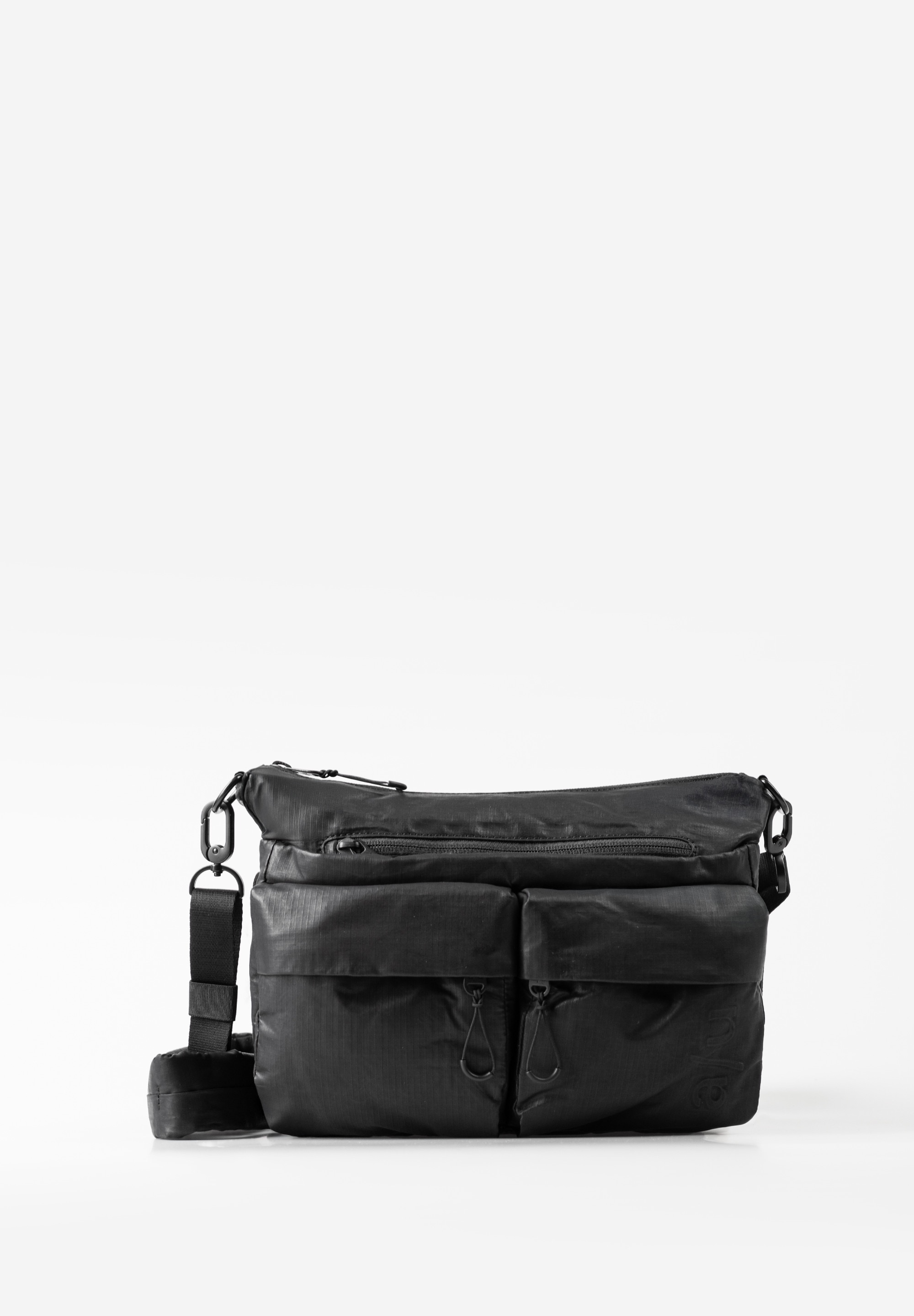 a/u by aunts & uncles – MOGAMI RE LITE (zwart)
Compact. Duurzaam. Urban.
De MOGAMI RE LITE is het compacte zusje van de populaire Omono en overtuigt met een overzichtelijke indeling, sportieve stijl en een duurzame afwerking. Deze regenbestendige schoudertas is gemaakt van stevig, dicht geweven ripstop-materiaal van gerecycled nylon en katoen.
Met haar puffige design voegt de Mogami een nonchalante, moderne flair toe aan je look. Het hoofdvak biedt genoeg ruimte voor je dagelijkse essentials, terwijl de verschillende ritsvakken aan de buitenkant snelle toegang geven tot wat je onderweg nodig hebt. Dankzij de uitbreidbare rits rondom vergroot je het volume eenvoudig – perfect voor extra ruimte op drukke dagen.
✅ Waarom kiezen voor de Mogami?
♻️ Duurzaam materiaal: Gemaakt van gerecycled nylon & katoen
 Weerbestendig: Regenafstotend ripstopmateriaal
 Compact maar ruim: Inhoud van ca. 8 liter, uitbreidbaar via rits
 Comfortabel dragen: Verstelbare schouderriem met gewatteerd schouderstuk
 Onderdeel van de Japan RE Lite-collectie – stijlvol én verantwoord
 Praktische details:
Hoofdvak met ritssluiting
Ritsvak aan voor- en achterkant
Twee voorvakken met verborgen ritssluiting
Binnenin: ritsvak, steekvak (bijv. voor je smartphone) & sleutelriem
Uitneembaar extra tasje met ritssluiting
Subtiel a/u-logo in reliëf op de voorkant
Verstelbare schouderriem: ca. 90 – 120 cm
 Technische specificaties:
Afmetingen: ca. 30 x 10–14 x 20 cm
Volume: ca. 8 liter
Kleur: Zwart
Collectie: Japan RE Lite
 Duurzaam, stijlvol en altijd klaar voor onderweg
Met de MOGAMI RE LITE ben je voorbereid op elke dag – of je nu naar het werk gaat, een stad bezoekt of gewoon licht wilt reizen. Deze tas bewijst dat duurzaam ook modieus en functioneel kan zijn.