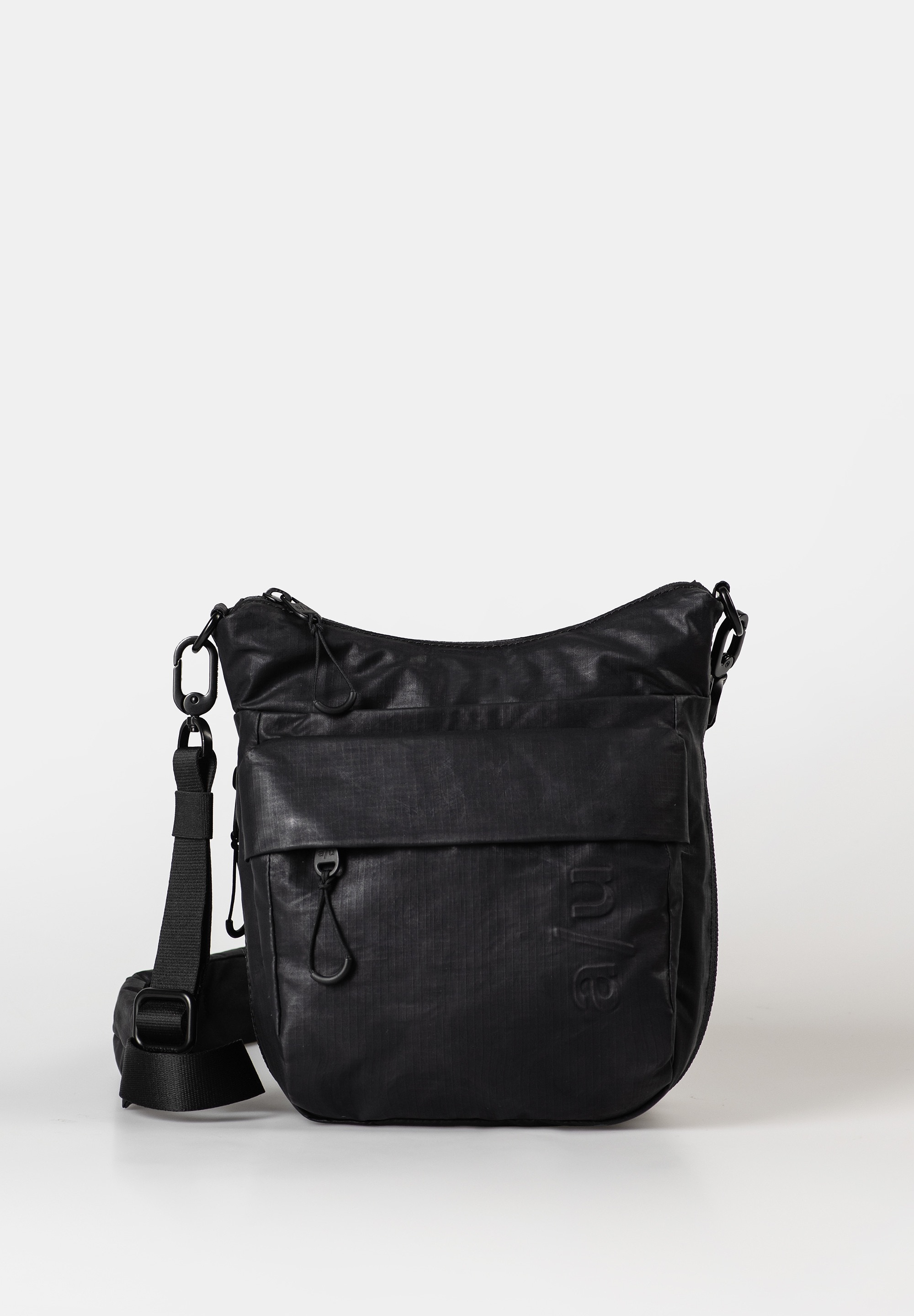 a/u by aunts & uncles – YURA RE LITE (zwart)
Compact. Sportief. Duurzaam.
De YURA RE LITE is een stijlvolle, compacte schoudertas die moeiteloos lichtheid, robuustheid en duurzaamheid combineert. Gemaakt van een puffig ripstopmateriaal van gerecycled nylon en katoen, is deze tas niet alleen regenbestendig, maar ook een echte blikvanger met een sportieve twist.
Het hoofdvak biedt verrassend veel ruimte voor je dagelijkse essentials, terwijl de slimme buitenvakken zorgen voor snelle toegang tot je belangrijkste spullen. Binnenin zorgen een ritsvak, een steekvak (perfect voor je smartphone) en een praktisch sleutelbandje voor overzicht en gemak. Dankzij de uitbreidbare rits vergroot je het volume eenvoudig wanneer dat nodig is.
✅ Wat maakt YURA zo bijzonder?
♻️ Duurzaam & verantwoord: Gerecycled nylon, katoen en voering van gerecycled polyester
 Weerbestendig & stevig: Beschermt je spullen, ook bij regen
 Compact formaat met uitbreidbare inhoud van ca. 7 liter
 Verstelbare schouderriem met zacht schouderpad voor draagcomfort
 Modern, sportief design uit de Japan RE Lite-collectie
 Slimme indeling:
Hoofdvak met ritssluiting
Ritsvak aan voor- en achterkant
Voorvak met verborgen ritssluiting
Binnenin: ritsvak, steekvak (bijv. voor smartphone) & sleutelband
Subtiele a/u-reliëfopdruk op de voorkant
Voering van sterk, gerecycled polyester
Verstelbare schouderriem: ca. 95 – 120 cm
 Technische specificaties:
Afmetingen: ca. 21 x 10–14 x 25 cm
Volume: ca. 7 liter
Kleur: Zwart
Collectie: Japan RE Lite
 Voor wie compact, stijlvol én milieubewust wil reizen
Met de YURA RE LITE kies je voor een compacte, veelzijdige tas die duurzaam is geproduceerd en bestand is tegen de elementen – zonder in te boeten op stijl of comfort.