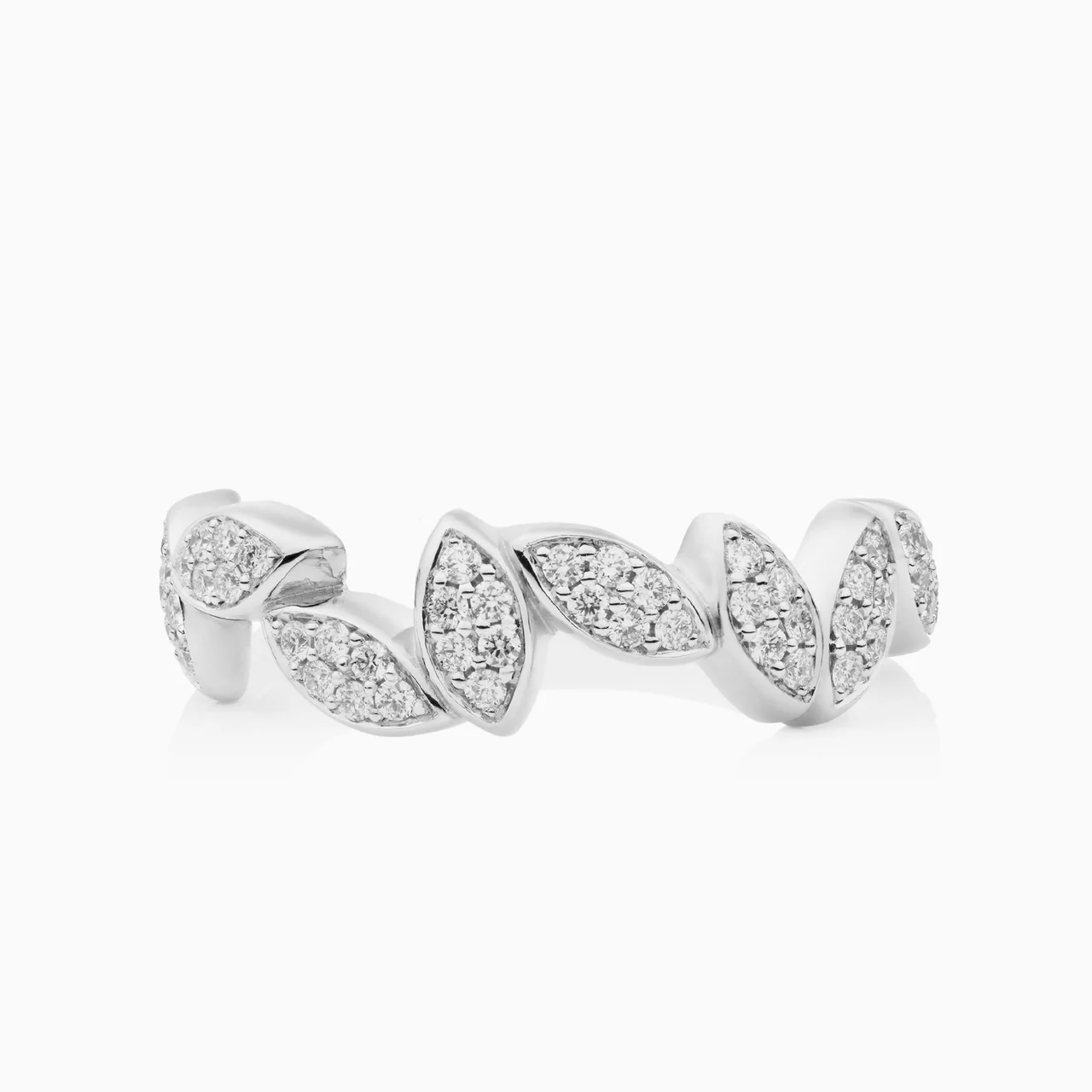 De Poppy ring is gemaakt van 18 karaats witgoud, met een subtiele bloemvormige structuur en een sprankelende diamant voor een delicate glans. Het referentienummer van deze ring is 8RW4933BR10.