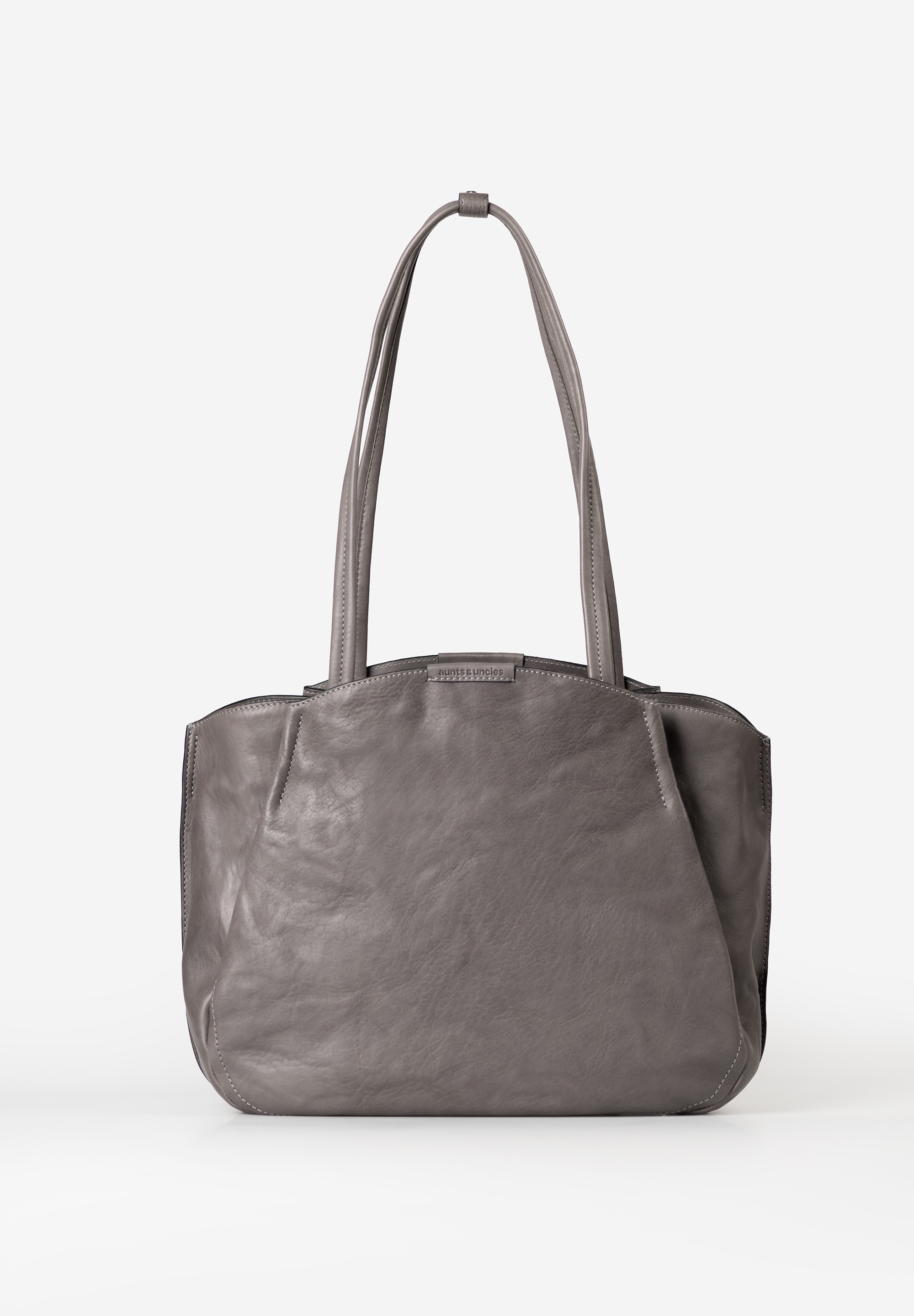 aunts & uncles – MRS. PAVLOVA (Oyster Grey)
Elegant. Praktisch. Vol karakter.
Op veler verzoek: maak kennis met Mrs. Pavlova – de grotere en nog ruimere zus van de geliefde Mrs. Chiffon Pie. Deze prachtige, trapeziumvormige schoudertas combineert retro charme met moderne functionaliteit. Gemaakt van hoogwaardig plantaardig gelooid premium leder, straalt deze tas karakter en stijl uit in elk detail.
De drievoudige indeling zorgt ervoor dat je alles overzichtelijk kunt opbergen. Binnenin vind je onder andere een ritsvak, pennenlussen, een uitneembaar etui en een sleutelriem. De lange hengsels maken het comfortabel dragen over de schouder mogelijk – ideaal voor wie ruimte én klasse zoekt.
✅ Waarom kiezen voor Mrs. Pavlova?
 Extra ruim: ca. 13 liter inhoud
 Gemaakt van premium leder – karaktervol & duurzaam
 Slimme organisatie: drievoudige indeling + uitneembaar tasje
️ Met pennenlussen, kaartenvak en sleutelkoord
 Stevige metalen voetjes beschermen de onderkant van de tas
 De perfecte mix van nostalgie en moderne flair
 Indeling & details:
Hoofdvak met ritssluiting
Twee buitenvakken met drukknoop
Binnenvak met rits
Groot insteekvak (bijv. voor je smartphone)
Kaartenvak
Twee pennenlussen
Sleutelband
Uitneembaar extra tasje met rits
Lange leren schouderhengsels (ca. 70 cm)
Afneembare & verstelbare schouderriem (ca. 95 – 140 cm)
 Technische specificaties:
Afmetingen: ca. 38 x 12 x 29 cm
Volume: ca. 13 liter
Kleur: Oyster Grey
Hengsels: ca. 70 cm
Schouderriem: afneembaar & verstelbaar (ca. 95 – 140 cm)
Collectie: Grandma's Luxury Club
 Een tijdloze klassieker voor elke dag
Of je nu naar je werk gaat of een dagje uit plant – met Mrs. Pavlova heb je altijd een stijlvolle en praktische partner aan je zijde. Duurzaam vakmanschap, stijlvol design en doordachte details – helemaal zoals je het van aunts & uncles mag verwachten.