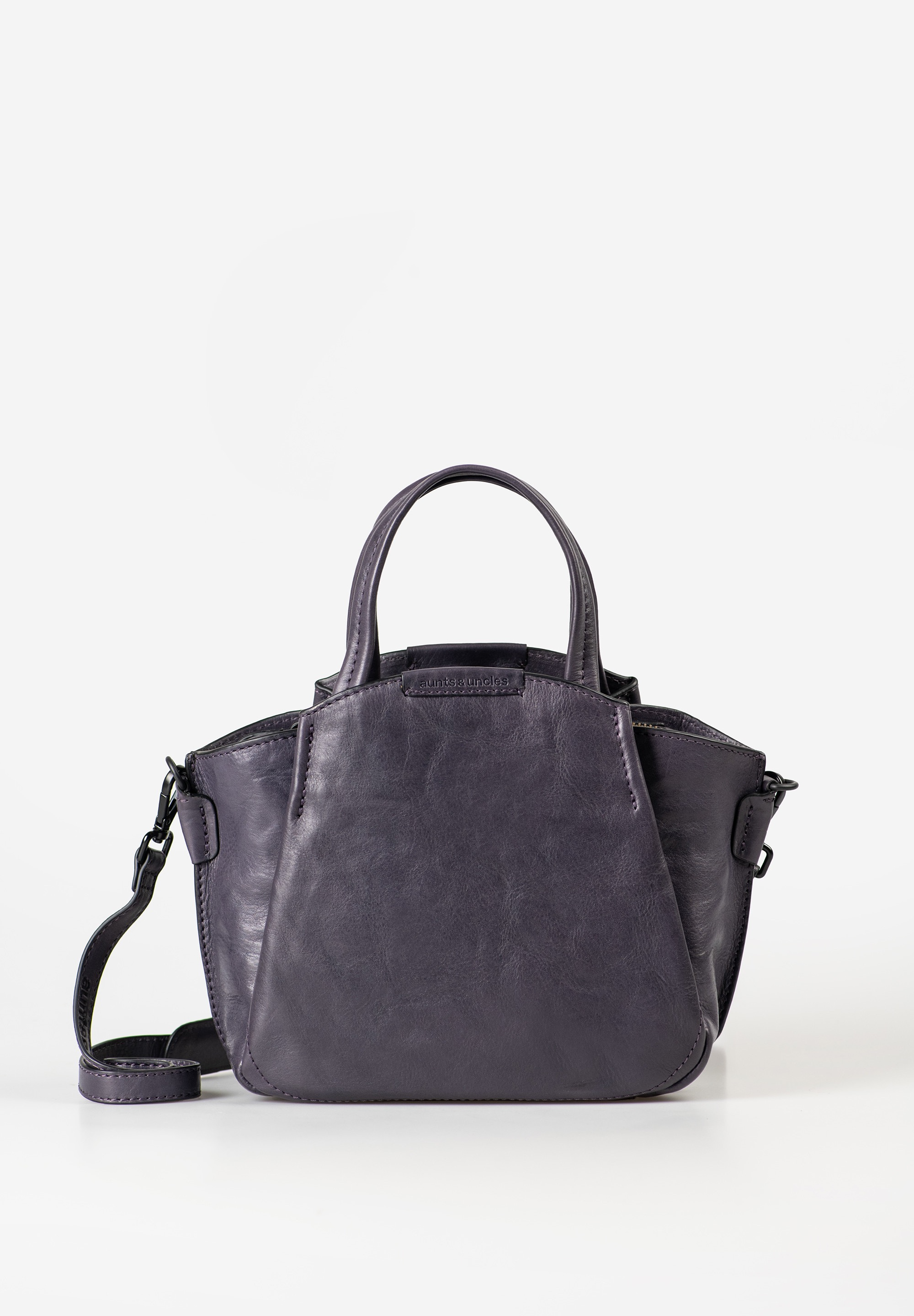 aunts & uncles – MRS. PLUM CRUMBLE (Velvet)
Compact. Klassiek. Karaktervol.
De Mrs. Plum Crumble is een elegante handtas met een moderne retro-look – de compacte zus van de geliefde Mrs. Chiffon Pie. Met haar trapeziumvormige silhouet, het zorgvuldig bewerkte premium leder en doordachte indeling is deze tas perfect voor dagelijks gebruik én bijzondere gelegenheden.
Draag haar stijlvol in de hand of armholte, of gebruik de afneembare schouderriem om haar als crossbody tas te dragen – comfortabel en flexibel, waar je ook naartoe gaat.
✅ Waarom kiezen voor Mrs. Plum Crumble?
 2-in-1 design: handtas én schoudertas in één
 Compact formaat met slimme indeling – ideaal voor je essentials
 Gemaakt van hoogwaardig, plantaardig gelooid leer
 Verstelbare, afneembare schouderriem met zacht schouderpad
 Retro charme in een modern jasje – met liefde ontworpen
 Slimme indeling & details:
Hoofdvak met ritssluiting
Twee buitenvakken (steekvakken)
Binnenvak met rits
Groot insteekvak (bijv. voor je smartphone)
Kaartenvak
Sleutelkoord
Uitneembaar extra tasje met rits
Korte handgrepen
Afneembare & verstelbare schouderriem (ca. 90 – 140 cm)
 Technische specificaties:
Afmetingen: ca. 29 x 11 x 20 cm
Volume: ca. 6 liter
Kleur: Velvet
Schouderriem: ca. 90 – 140 cm (verstelbaar en afneembaar)
Collectie: Grandma’s Luxury Club
 Stijlvolle veelzijdigheid in een compact formaat
Met de Mrs. Plum Crumble heb je een tijdloze klassieker in handen die moeiteloos meegaat van dag naar nacht. Praktisch, verfijnd en vol karakter – zoals je dat van aunts & uncles gewend bent.