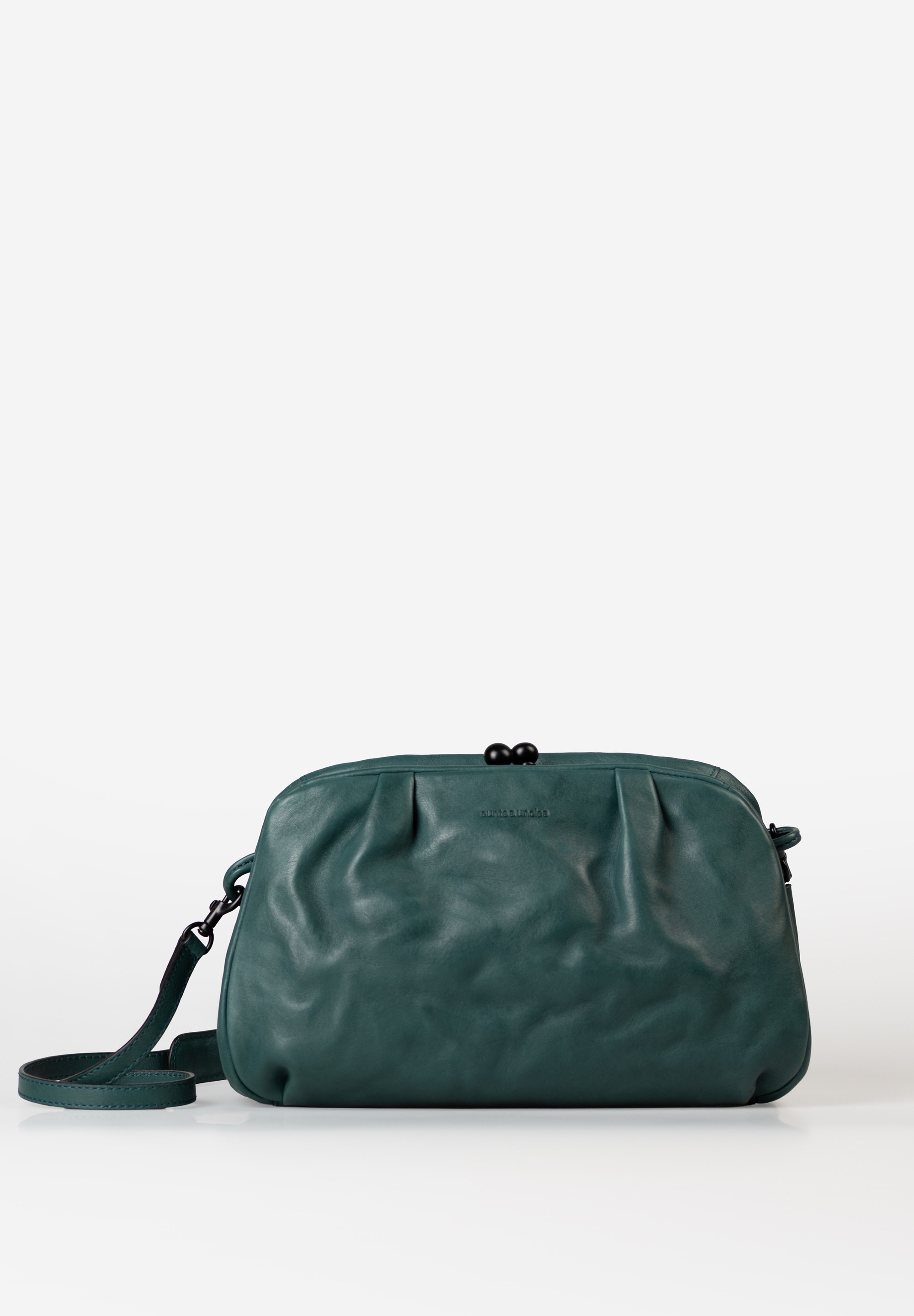 aunts & uncles – MRS. FROSTING (Kelp Forest)
Zoet, stijlvol en veelzijdig
Net als een vleugje glazuur op je perfecte outfit, maakt Mrs. Frosting jouw look compleet. Met haar speelse plooien en zachte, volumineuze silhouet is deze clip-tas een echte eyecatcher. Dankzij de ruime buikige vorm en brede bodem biedt ze genoeg ruimte voor al je essentials, netjes opgeborgen in diverse handige vakken.
Draag Mrs. Frosting casual-chic als schoudertas of zet haar om in een elegante clutch door de riem eenvoudig te verwijderen – perfect voor elke gelegenheid.
✅ Belangrijkste kenmerken:
 2-in-1 tas: schoudertas & clutch in één
 Grote clip-sluiting met brede opening voor makkelijk gebruik
 Hoofdvak met ritssluiting en uitneembaar extra tasje
 Groot insteekvak voor je smartphone
 Kaartenvak en sleutelriem voor extra organisatie
 Afneembare en verstelbare schouderriem met comfortabele padding
 Gestreepte voering van duurzaam polyester
 Specificaties:
Afmetingen: ca. 25 x 13 x 16 cm
Volume: ca. 5 liter
Kleur: Kelp Forest
Collectie: Grandma’s Luxury Club
 Voor wie een vleugje elegantie wil toevoegen
Mrs. Frosting is de perfecte keuze voor vrouwen die houden van stijl en flexibiliteit in één tas. Of je nu een casual dag hebt of een avondje uitgaat, deze tas maakt je outfit helemaal af – met de kwaliteit en het vakmanschap die je van aunts & uncles verwacht.