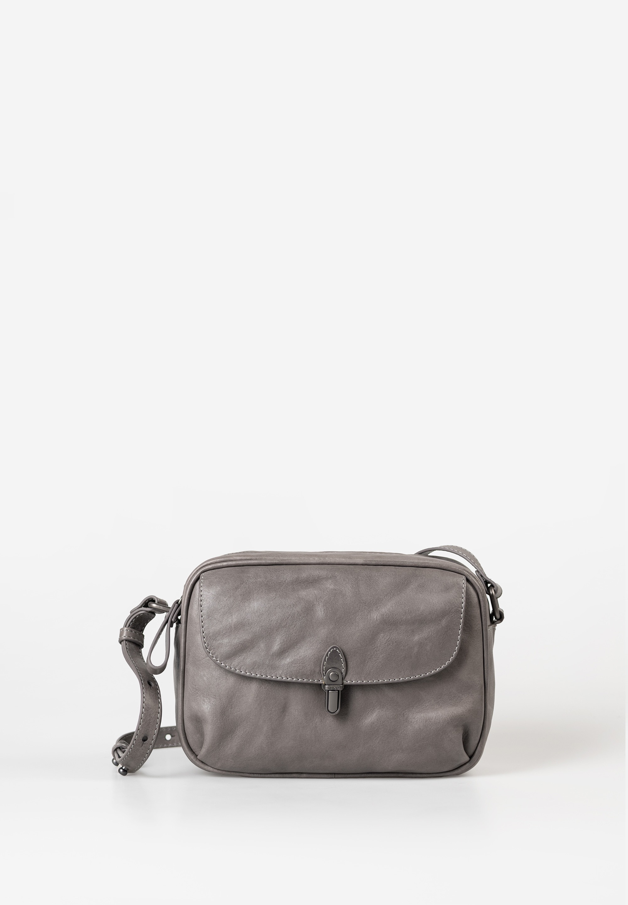 aunts & uncles – MRS. MINT (Oyster Grey)
Strak. Elegant. Praktisch.
De Mrs. Mint camera bag overtuigt met haar hoekige vorm en hoogwaardig premium leer, waardoor ze een tijdloze en elegante uitstraling krijgt. Het hoofdvak sluit met een praktische rits, terwijl de voorvakken met een handig steekslot en het extra beveiligde ritsvak aan de achterkant snelle toegang en veilige opbergruimte bieden voor je belangrijkste spullen.
Binnenin vind je meerdere insteekvakken, een uitneembaar stoffen etui en een sleutelband voor optimale organisatie. Het verstelbare schouderhengsel met zacht schouderpad zorgt voor comfort, zelfs bij langdurig dragen. De gestreepte voering en het bijgeleverde stofzakje maken het luxe totaalplaatje compleet.
✅ Belangrijkste kenmerken:
 Schoudertas met verstelbare riem (ca. 100 – 145 cm)
 Hoofdvak met ritssluiting
️ Voorvak met steekslot
 Achtervak met ritssluiting en drukknop
 Binnenvak met ritssluiting
 Uitneembaar extra etui van stof
 Kaartenvak
 Sleutelband
 Gestreepte voering
 Inclusief stofzakje voor bescherming
 Specificaties:
Afmetingen: ca. 21 x 10,5 x 15 cm
Volume: ca. 3 liter
Kleur: Oyster Grey
Collectie: Grandma’s Luxury Club
 Compacte elegantie voor iedere dag
Mrs. Mint is de perfecte metgezel voor wie houdt van een verfijnde look gecombineerd met slimme functionaliteit. Of je nu een dagje op pad bent of een avondactiviteit hebt, met deze camera bag houd je je essentials stijlvol en georganiseerd bij de hand.