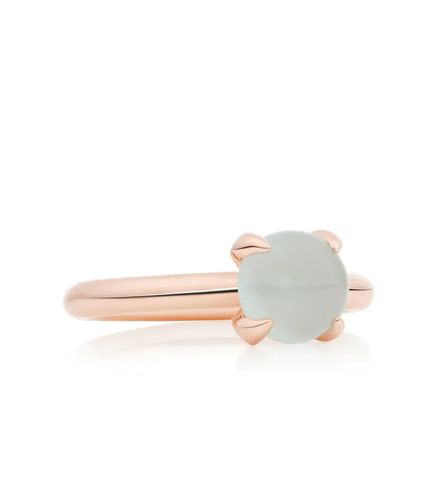 Deze verfijnde Catch ring van 18 karaat roségoud is bezet met een cabochon geslepen aquamarijn, wat zorgt voor een frisse, lichte uitstraling. Het tijdloze ontwerp maakt de ring zowel elegant als veelzijdig. Het referentienummer 8RR4811AQC maakt dit sieraad uniek binnen de collectie.