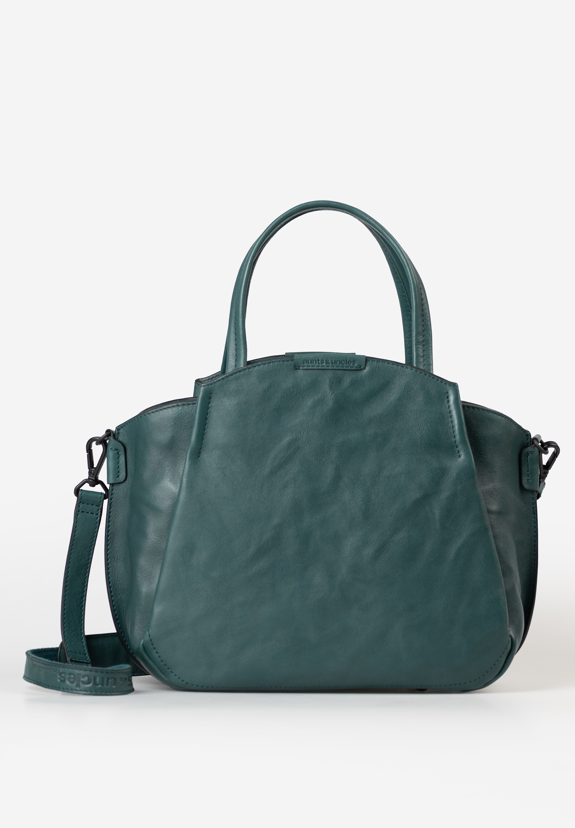 aunts & uncles – MRS. CHIFFON PIE (Kelp Forest)
Retro flair met een moderne twist
De Mrs. Chiffon Pie is een ode aan elegantie en vakmanschap. Deze prachtig vormgegeven handtas uit de Grandma’s Luxury Club collectie combineert een tijdloze, retro-geïnspireerde look met hedendaags comfort en functionaliteit. De trapeziumvormige tas is handgemaakt van karaktervol premium leer en tot in de kleinste details verfijnd afgewerkt.
De drievoudige compartimentindeling houdt je essentials overzichtelijk gescheiden. Het hoofdvak sluit veilig af met een rits, terwijl de twee buitenvakken met drukknopen snel toegang geven tot je spullen. Binnenin vind je slimme opbergmogelijkheden, zoals een ritsvak, een uitneembaar etui, een sleutelkoord en insteekvakken – waaronder ruimte voor je smartphone en zelfs stiften.
Draag Mrs. Chiffon Pie klassiek in de hand of armholte, of kies voor de verstelbare, afneembare schouderriem voor een stijlvolle crossbody-look. Dankzij de metalen bodemvoetjes blijft je tas bovendien beschermd tegen vuil en vocht.
✅ Belangrijkste kenmerken:
 2-in-1 tas: handtas en schoudertas (crossbody)
 Drievoudige compartimentindeling voor overzicht en structuur
 Hoofdvak met ritssluiting + twee buitenvakken met drukknop
 Binnenvak met rits, groot insteekvak, kaartenvak, pennenlussen
 Uitneembaar extra etui
 Sleutelkoord voor snelle toegang
 Metalen voetjes ter bescherming van de bodem
 Verstelbare schouderriem (ca. 95 – 140 cm)
 Specificaties:
Afmetingen: ca. 33 x 12,5 x 25 cm
Volume: ca. 10 liter
Kleur: Kelp Forest
Collectie: Grandma’s Luxury Club
 Voor wie houdt van stijl én organisatie
Met Mrs. Chiffon Pie kies je voor een tas die net zo veelzijdig is als jijzelf – stijlvol, praktisch en met een liefdevolle retro-touch. Perfect voor dagelijks gebruik én speciale momenten.