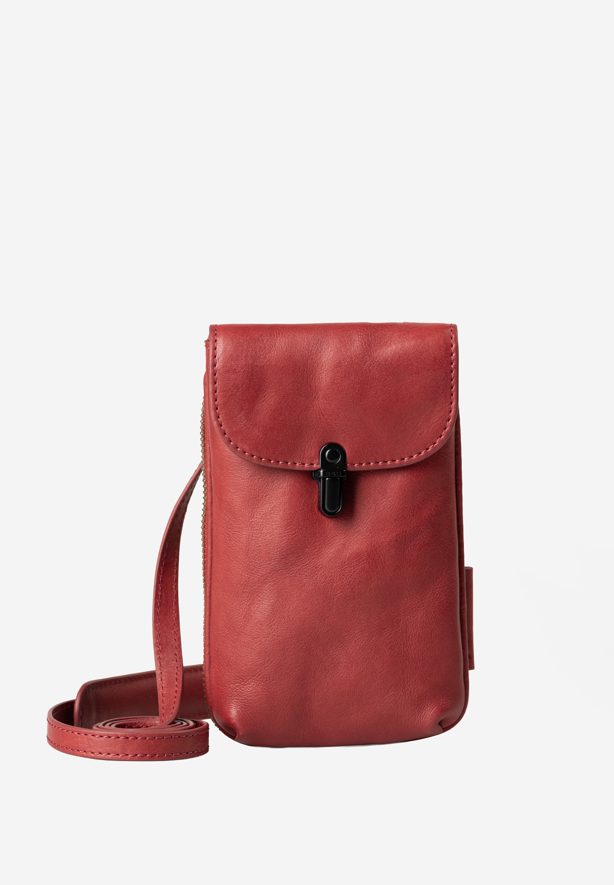 aunts & uncles – MRS. LEMON TWIST (Intense Rust)
Klein, stijlvol & praktisch – jouw nieuwe everyday essential
Als het leven je citroenen geeft… kies dan voor Mrs. Lemon Twist! Deze charmante phone bag uit de Grandma’s Luxury Club collectie is perfect voor iedereen die graag licht reist zonder in te boeten op stijl. Dankzij het elegante steekslot houd je je smartphone tot 6,5 inch stijlvol én veilig opgeborgen.
In het tweede vak met rondom lopende ritssluiting berg je moeiteloos je sleutels, kleingeld en tot wel vier pasjes op. Een extra ritsvakje voor muntgeld en een verstelbare, afneembare schouderriem maken Mrs. Lemon Twist tot jouw ideale metgezel – of je nu gaat wandelen, shoppen of gezellig een terrasje pakt.
✅ Belangrijkste kenmerken:
 Vak met steekslot, geschikt voor smartphones t/m 6,5 inch
 Vier kaartenvakken en ritsvak voor muntgeld
 Apart ritsvak rondom voor sleutels, geld en meer
 Afneembare & verstelbare schouderriem (ca. 80 – 130 cm)
 Gestreepte binnenvoering van duurzaam materiaal
 Specificaties:
Afmetingen: ca. 11 x 3 x 18 cm
Volume: ca. 0,5 liter
Kleur: Intense Rust
Collectie: Grandma’s Luxury Club
 Ideaal voor onderweg
Mrs. Lemon Twist is klein van formaat, maar groots in gebruiksgemak. Dé perfecte mini-bag voor iedereen die georganiseerd, licht en stijlvol door het leven wil