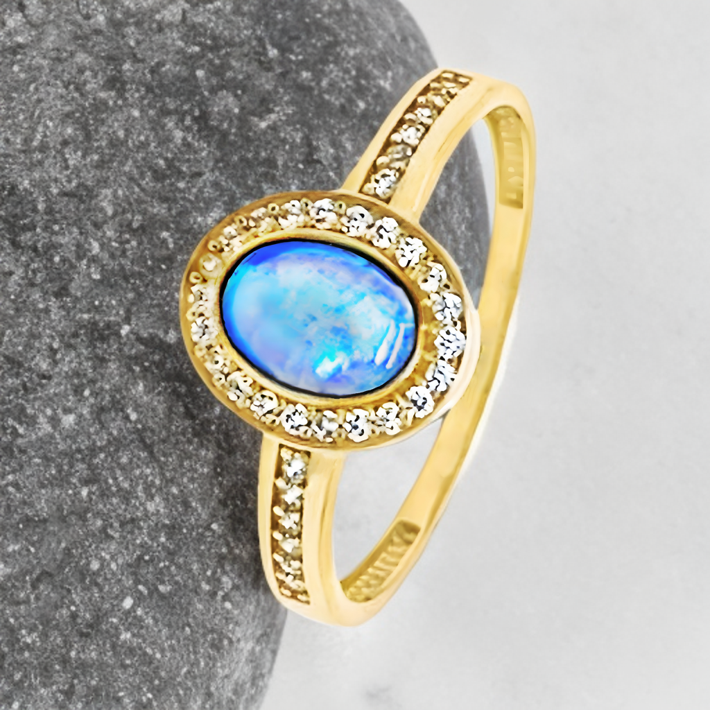 Deze ring is ontzettend elegant. De ovaal geslepen steen is een blauw gekleurde opaliet gezet in een ovale zetkast. De kleine steentjes zijn briljant geslepen zirkonia's.