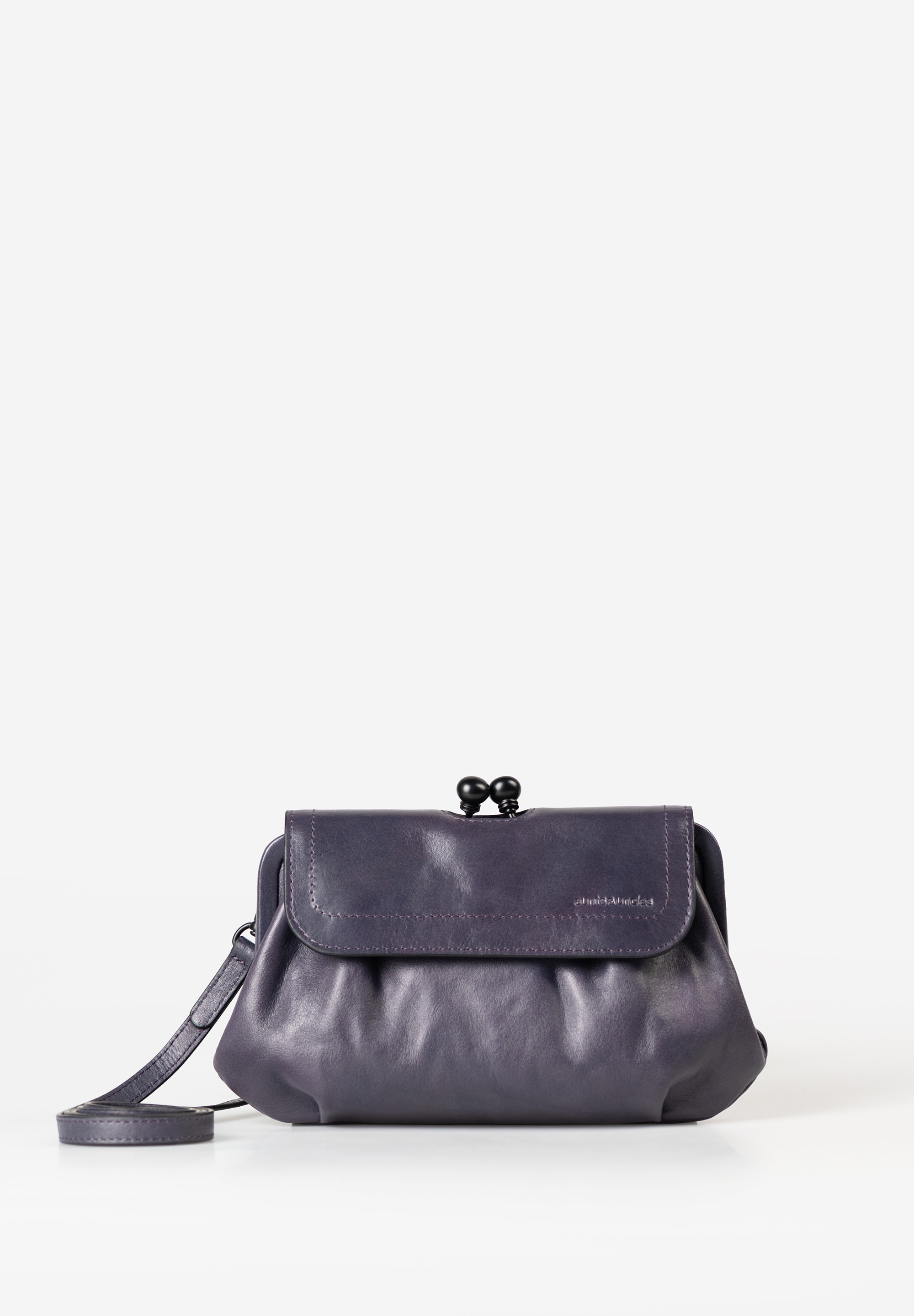 aunts & uncles – MRS. WHOOPIE PIE (Velvet)
3-in-1: tas, clutch én grote portemonnee
Mrs. Whoopie Pie is een droom die uitkomt voor liefhebbers van retro design en slimme veelzijdigheid. Deze compacte beauty is namelijk niet zomaar een tas – ze is een schoudertas, clutch én ruime portemonnee in één. Perfect voor wie onderweg stijl en functionaliteit wil combineren.

Of je haar nu over je schouder draagt, elegant in de hand houdt of in je tas gebruikt als organiser, Mrs. Whoopie Pie biedt overzicht en veiligheid voor je essentials. Dankzij de slimme vakindeling heb je ruimte voor pasjes, contant geld, je sleutel én meer. En met de geïntegreerde RFID-bescherming blijven je betaal- en identiteitsgegevens goed beveiligd tegen digitale diefstal.

✅ Belangrijkste kenmerken:
 3-in-1: draag als tas, clutch of portemonnee
 Hoofdvak met clip + twee extra compartimenten onder de flap
 Drie kaartenvakken, groot insteekvak & binnenvak met rits
 Sleutelkoord en achtervak met ritssluiting
 Afneembare, verstelbare schouderriem (ca. 120 – 135 cm)
️ RFID-veiligheid tegen gegevensdiefstal
 Gestreepte voering van gerecycled materiaal
 Specificaties:
Afmetingen: ca. 22 x 4 x 13 cm
Volume: ca. 1 liter
Kleur: Velvet
Collectie: Grandma’s Luxury Club
 Stijlvolle allrounder voor elke dag
Met Mrs. Whoopie Pie heb je een compacte metgezel die meer kan dan je denkt. Perfect voor een avondje uit, een snelle boodschap of georganiseerd onderweg zijn – zonder in te leveren op stijl.


