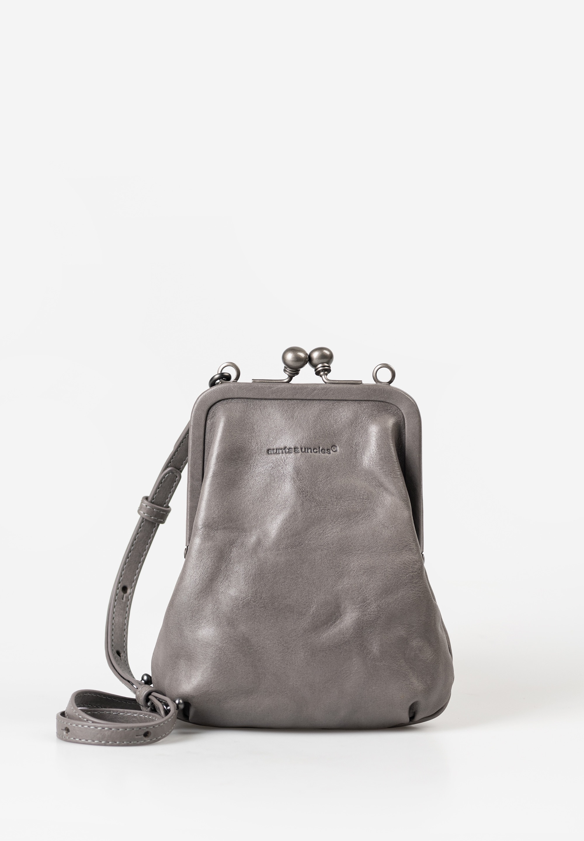 aunts & uncles – MRS. SUGAR POP (Oyster Grey)
Stijlvolle phone bag met vintage flair
Had oma vroeger al een smartphone gehad, dan had ze hem zonder twijfel opgeborgen in Mrs. Sugar Pop. Deze charmante 2-in-1 handytas en clutch uit de Grandma’s Luxury Club collectie combineert retro design met moderne functionaliteit.
Het hoofdvak sluit veilig af met een klassieke clip, terwijl je smartphone een eigen plekje heeft in het speciale insteekvak. Binnenin vind je ook een ritsvakje voor kleingeld of lippenbalsem, en een sleutelkoord zorgt ervoor dat je nooit meer hoeft te zoeken naar je huissleutel. Draag Mrs. Sugar Pop crossbody met de verstelbare schouderriem, of gebruik haar als stijlvolle clutch – helemaal naar jouw stijl en moment.
✅ Belangrijkste kenmerken:
 2-in-1: handytas & clutch
 Hoofdvak met clip voor veilige sluiting
 Binnenvak met rits en speciaal smartphonevak
 Sleutelkoord voor extra gemak
 Afneembare & verstelbare schouderriem (ca. 85 – 140 cm)
 Gestreepte voering van gerecycled materiaal
 Specificaties:
Afmetingen: ca. 14 x 3 x 18 cm
Volume: ca. 0,7 liter
Kleur: Oyster Grey
Collectie: Grandma’s Luxury Club
 Compact, charmant & praktisch
Mrs. Sugar Pop is de perfecte metgezel voor wie licht wil reizen zonder in te leveren op stijl. Of je nu een wandeling maakt of naar een feestje gaat – deze phone bag zorgt dat je essentials altijd binnen handbereik én veilig opgeborgen zijn.