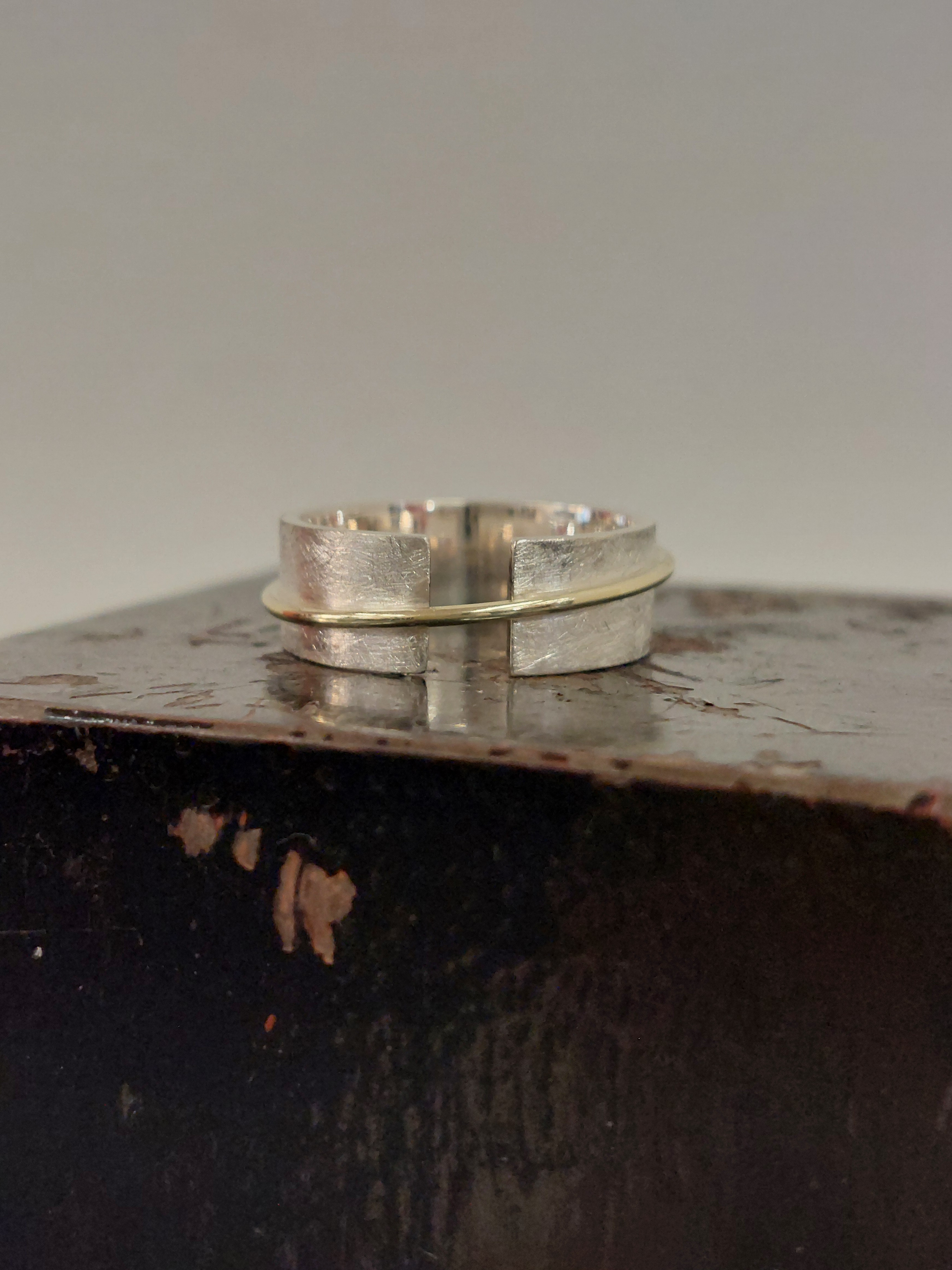 Zilveren ring met opening, verbonden door een 14kt gouden draad