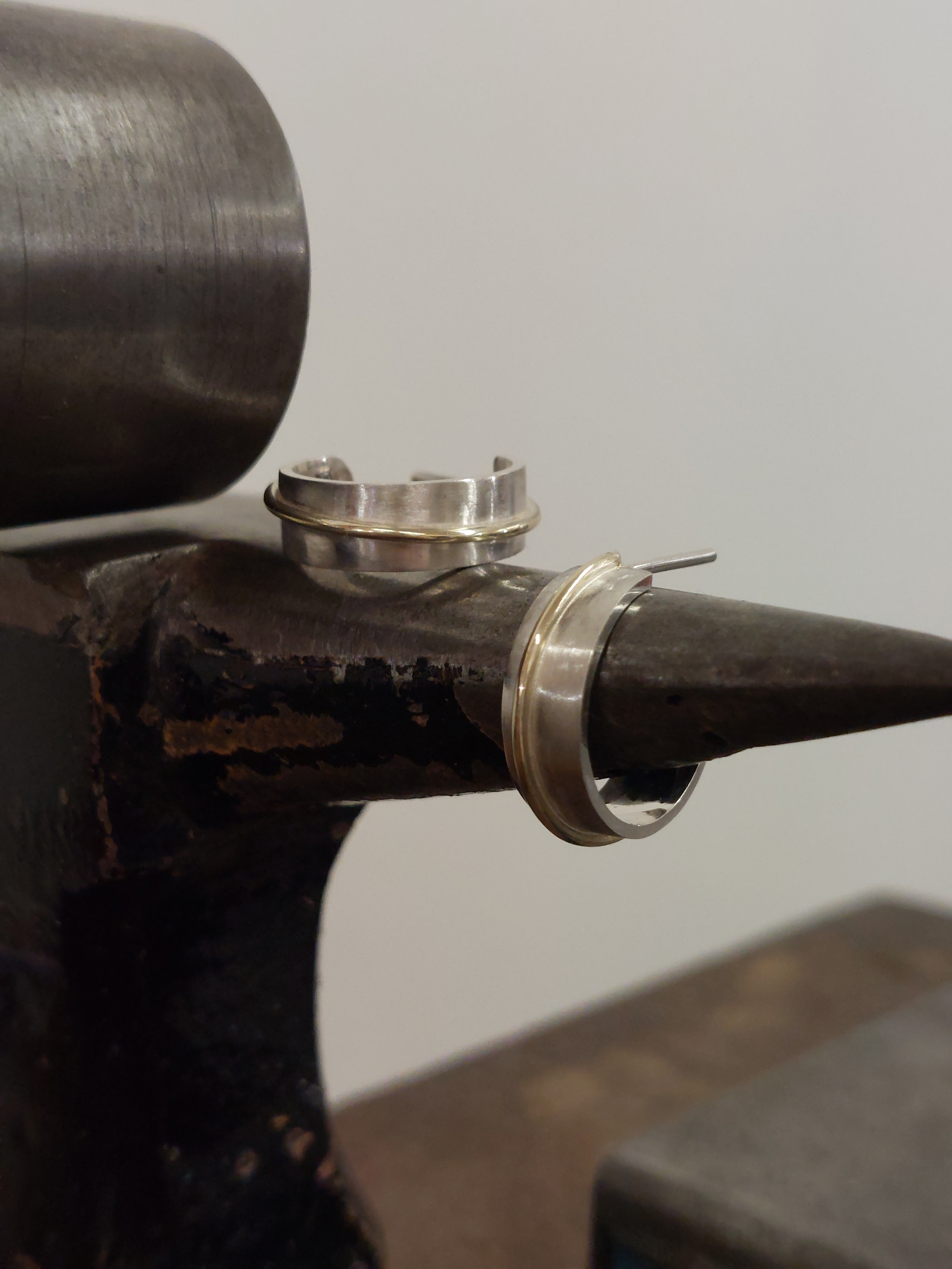 ZIlveren oorsteker driekwart rond met 14kt gouden draad. De oorsteker hebben een doorsnee van 14,5mm aan de binnenkant