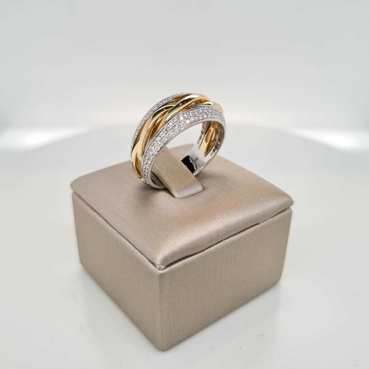 14krt wit- en geelgouden fantasie ring met diamant 0,45 Si Wesselton. 

De ring is maat 56, heeft u interesse in een andere maat? Neem dan contact met ons op.
