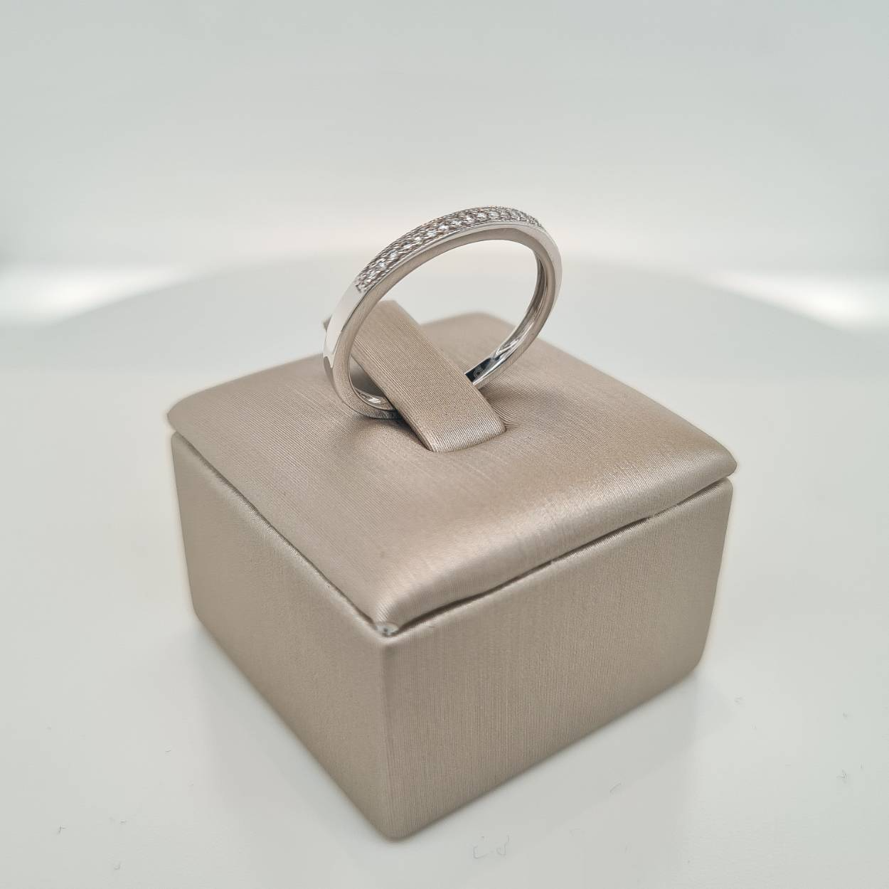 Prachtige 14krt witgouden rijring briljant in strakke pavézetting, half rondom gezet, 17 briljanten, 0.27 crt. H Si. 

De maat van de ring is 56. Heeft u een andere maat, neem dan gerust contact met ons op.