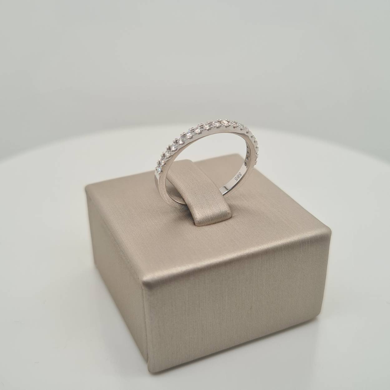 Prachtige 14krt witgouden ring met diamant 0,26crt H/SI. 

De maat van de ring is 52 ( 16.5 ). Heeft u een andere maat, neem dan gerust contact met ons op.