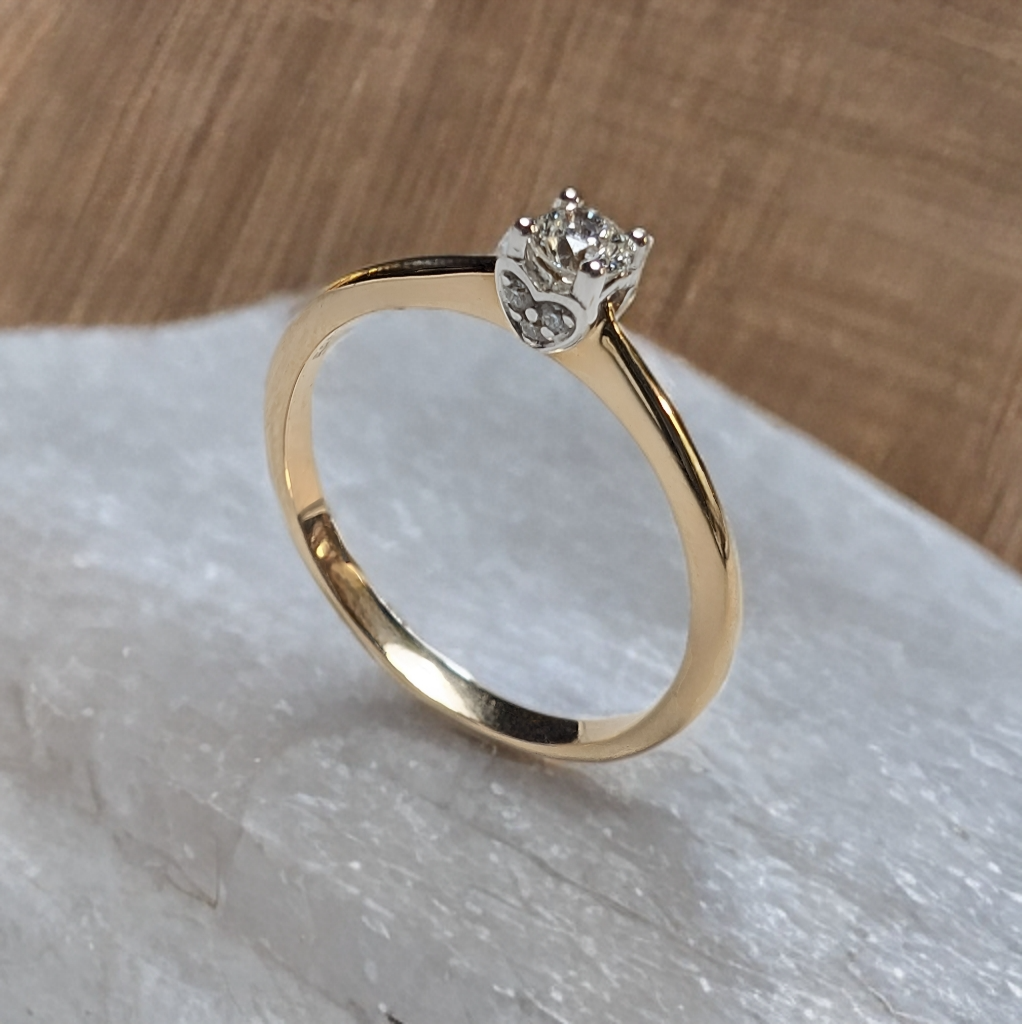 14 Karaats bicolor Gouden Ring met een 0.15 caraat middensteen in een hartzetting gevuld met 6x0.005 caraat diamant. Alle diamanten zijn van natuurlijke oorsprong.