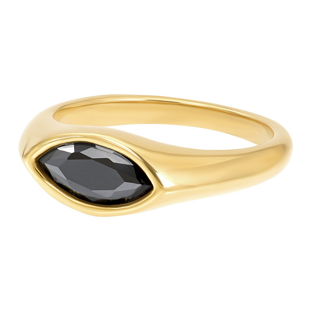 De iXXXi ring Fame Jolie Black is een brede single ring en is gemaakt van stainless steel. De ring bestaat uit een glad design met zegel op de voorzijde die is ingelegd met een grote zwartkleurige steen.