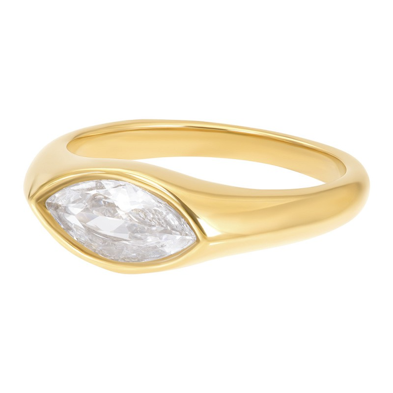 De iXXXi ring Fame Jolie Crystal is een brede single ring en is gemaakt van stainless steel. De ring bestaat uit een glad design met zegel op de voorzijde die is ingelegd met een grote zilverkleurige steen.