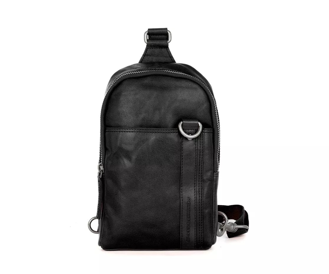 
Leren Slingbag xxl Zwart 
Op zoek naar een stijlvolle en praktische leren schoudertas? Deze tas van hoogwaardig bronco leer combineert een tijdloos design met optimaal draagcomfort. Dankzij het compacte formaat van 18 x 7 x 29 cm is de tas ideaal voor dagelijks gebruik – van werk tot vrije tijd.
Exterieur
Voorvak met handige magneetsluiting
Stevige D-ring voor accessoires
Hoofdvak met veilige ritssluiting
Extra achtervak met rits voor snelle toegang
Interieur
Ruim ritsvak en insteekvak
Twee pennenlussen en een handige sleutelhanger
Slimme indeling voor overzicht en gemak
Comfortabel & verstelbaar
De tas is voorzien van een vaste, verstelbare schouderriem, zodat je hem altijd naar wens kunt dragen.
Met zijn elegante zwarte kleur, duurzame materialen en doordachte indeling is deze schoudertas de perfecte mix van functionaliteit en stijl.
 Bestel nu jouw leren schoudertas zwart en ervaar het gemak van een compacte, maar ruime tas.