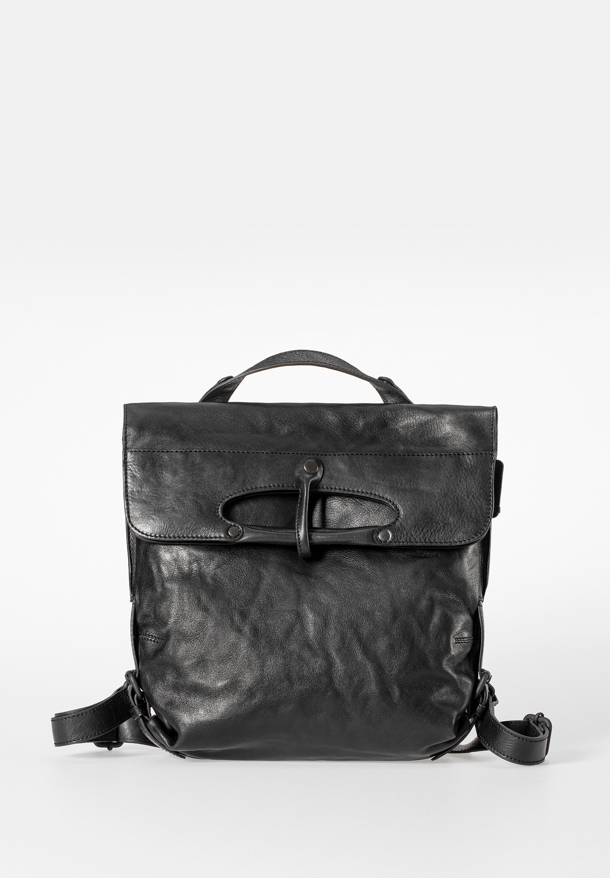 Aunts & Uncles – Mrs. Mince Pie | 2-in-1 Tas & Rugzak (Smoke)
De Aunts & Uncles Mrs. Mince Pie is de ideale keuze voor iedereen die niet wil kiezen tussen een tas en een rugzak. Deze veelzijdige 2-in-1 tas combineert elegant design met praktische functionaliteit. Dankzij de verstelbare en modificeerbare schouderbanden draag je Mrs. Mince Pie zowel comfortabel als rugzak of crossbody als schoudertas.
Stijlvol & praktisch ontwerp
Hoofdvak met veilige ritssluiting
Flap met magnetische sluiting en extra vak met drukknoop
Handige ritsvakken aan de binnenzijde en achterzijde
Afneembare extra portemonnee inbegrepen
Speciale vakken voor telefoon, kaarten en pennen
Slimme indeling
Binnenin zorgen meerdere compartimenten en een sleutellanyard voor overzicht en orde. Bovendien kan het volume van de tas eenvoudig worden vergroot dankzij de verstelbare zijkanten.
Kenmerken
Kleur: Caramel
Afmetingen: ca. 29 × 9 × 29 cm
Gewicht: 0,90 kg
Volume: ca. 7,5 liter
Materiaal: hoogwaardig leder
Met haar tijdloze uitstraling en slimme 2-in-1 functie is de Aunts & Uncles Mrs. Mince Pie een echte must-have voor wie houdt van stijl én functionaliteit.
 Bestel nu en geniet van de vrijheid om je tas te dragen zoals jij dat wilt!